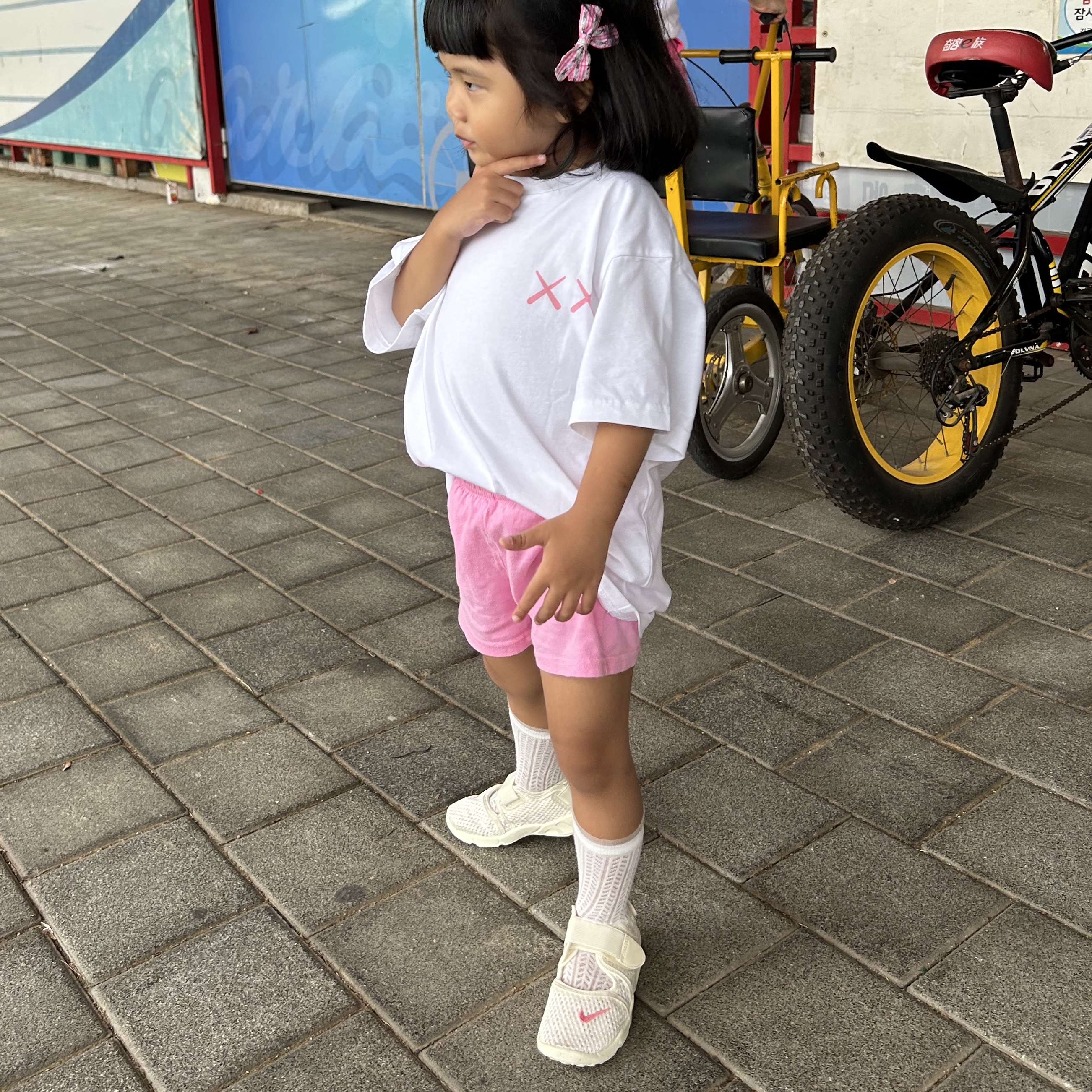 (Kids) Uniqlo UT x Kaws Short Sleeve Graphic T-Shirt White 착용 스타일