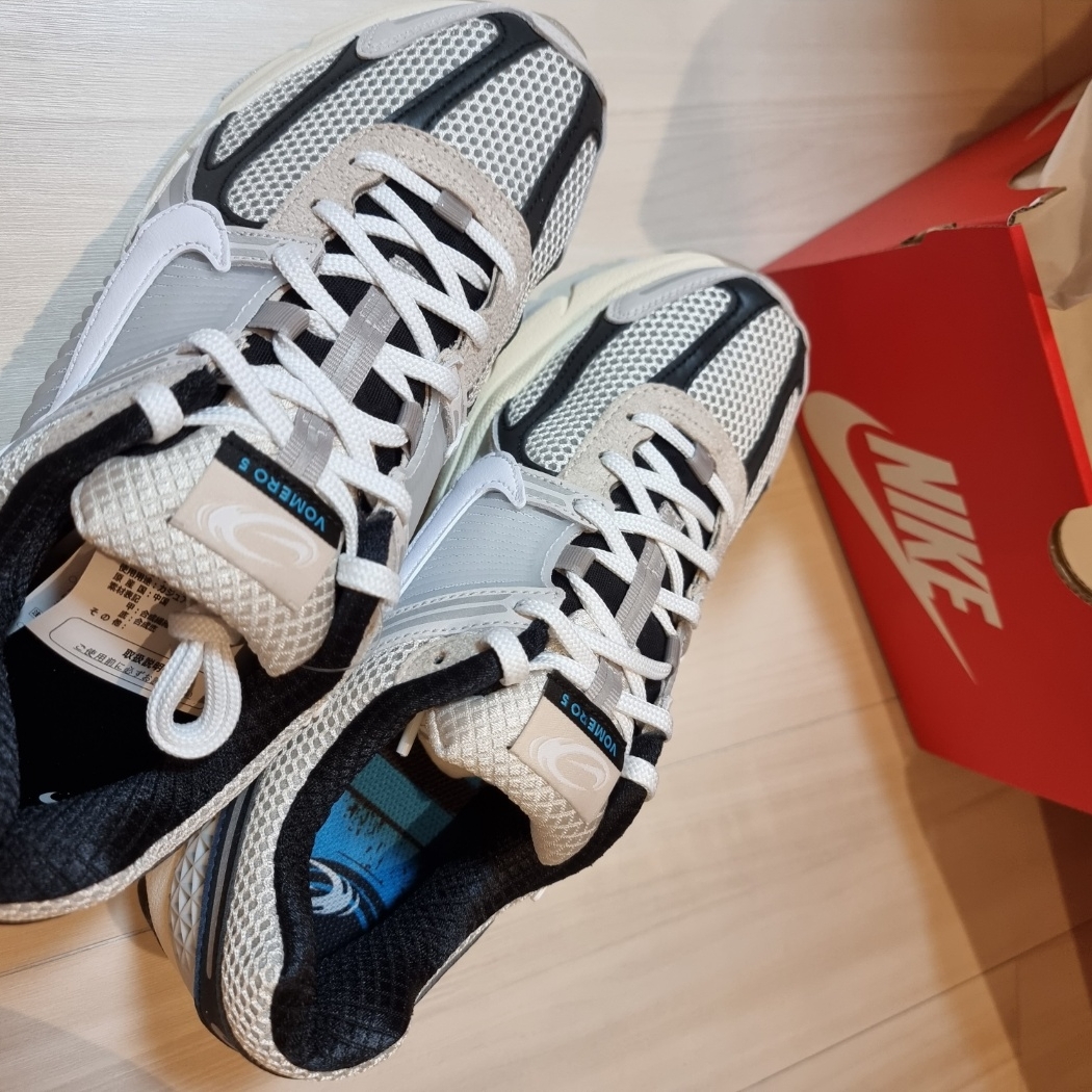 Nike Zoom Vomero 5 Light Bone and Black 착용 스타일 - 2
