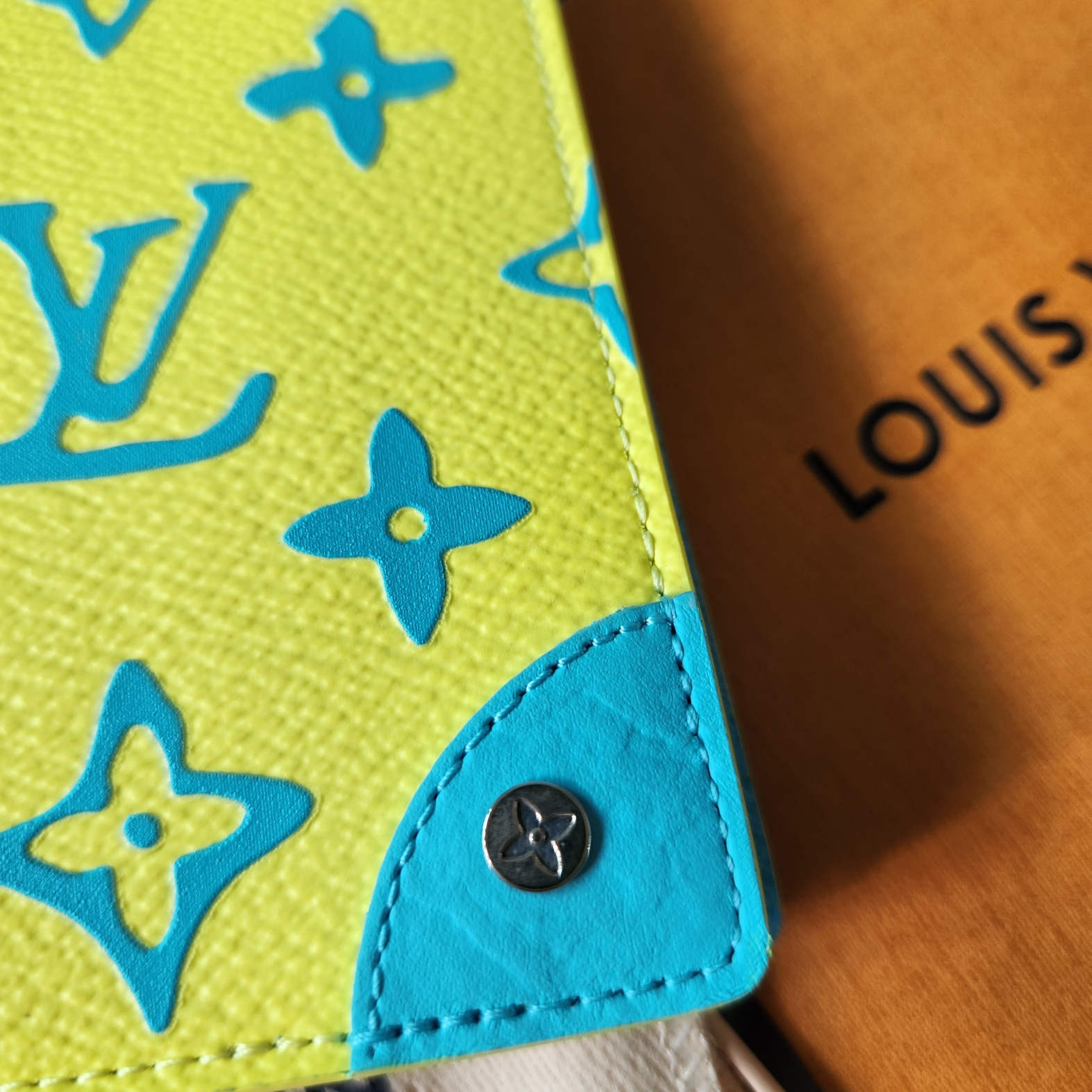 Louis Vuitton Pocket Organizer Monogram Playground Lime 착용 스타일 - 1