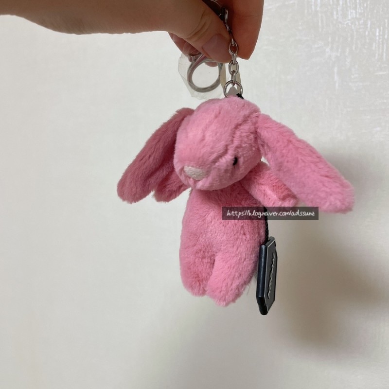 Jellycat Bashful Bunny Bag Charm Pink 착용 스타일