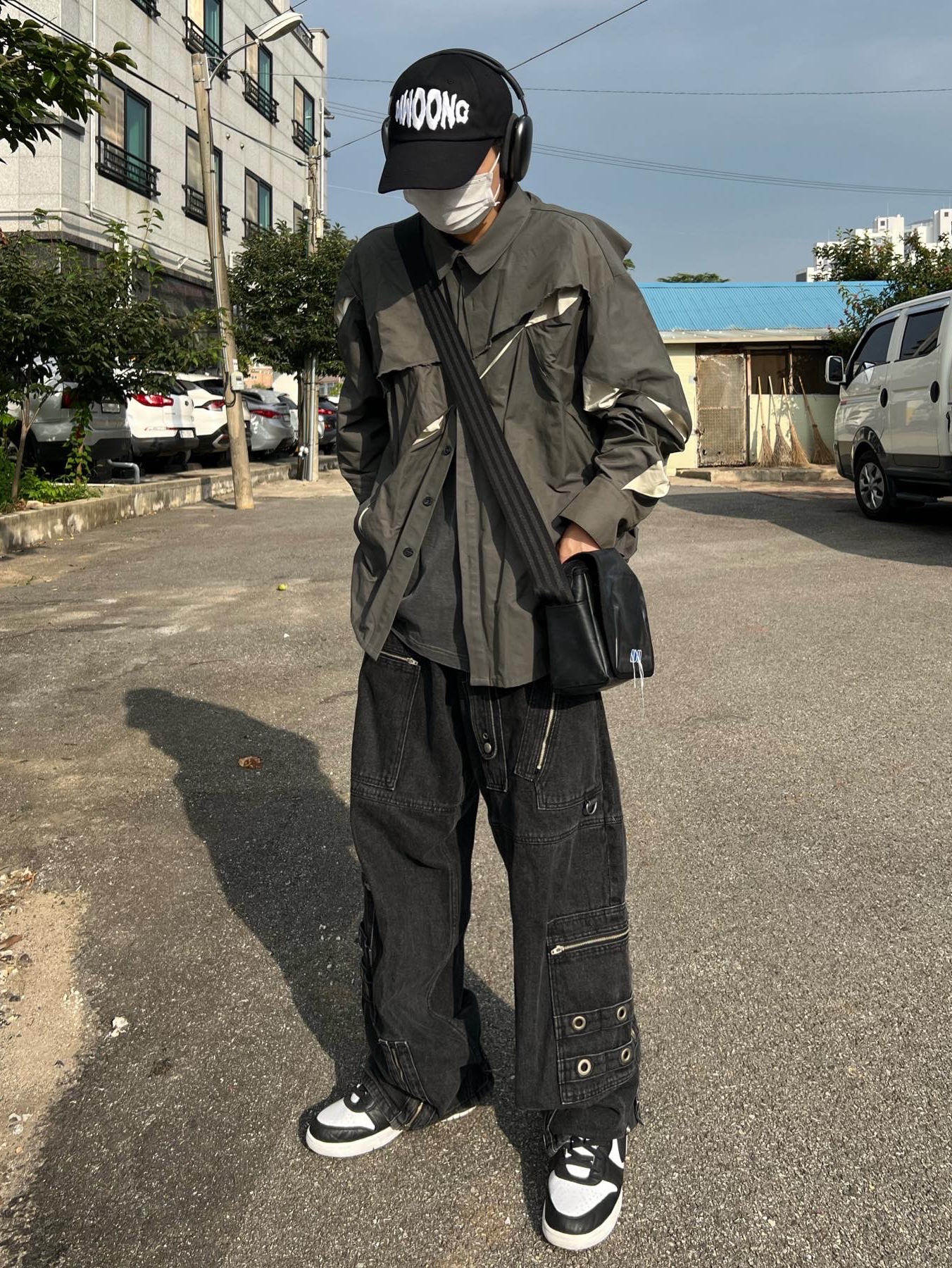 Ader Error Trace Admore Crossbody Bag Black, Apple AirPods Max Lightning Space Gray (Korean Ver.) 착용 스타일 - 1