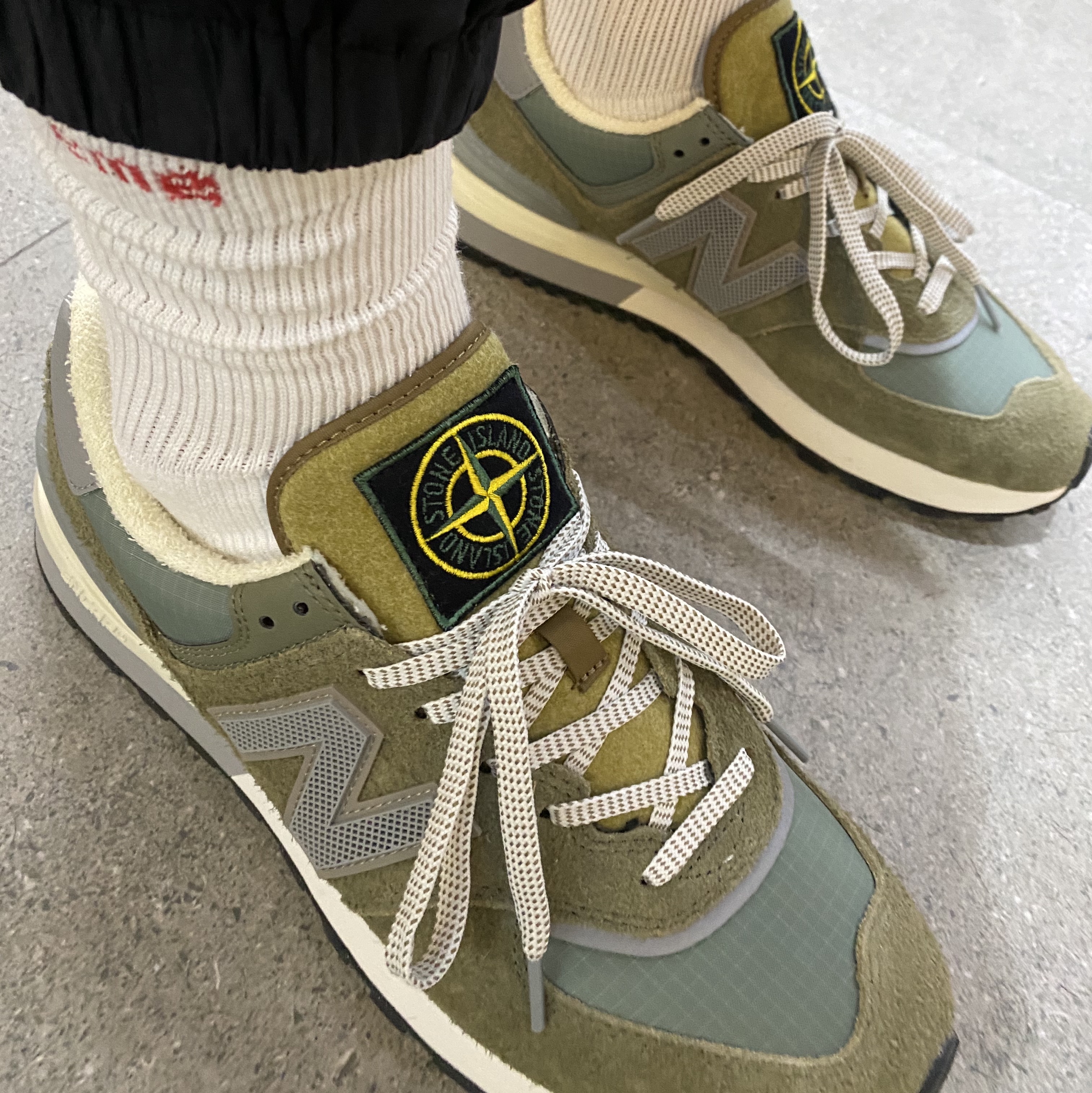 New Balance x Stone Island 574 Legacy Green, New Balance x JJJJound 990v3 Brown Black 착용 스타일 - 2