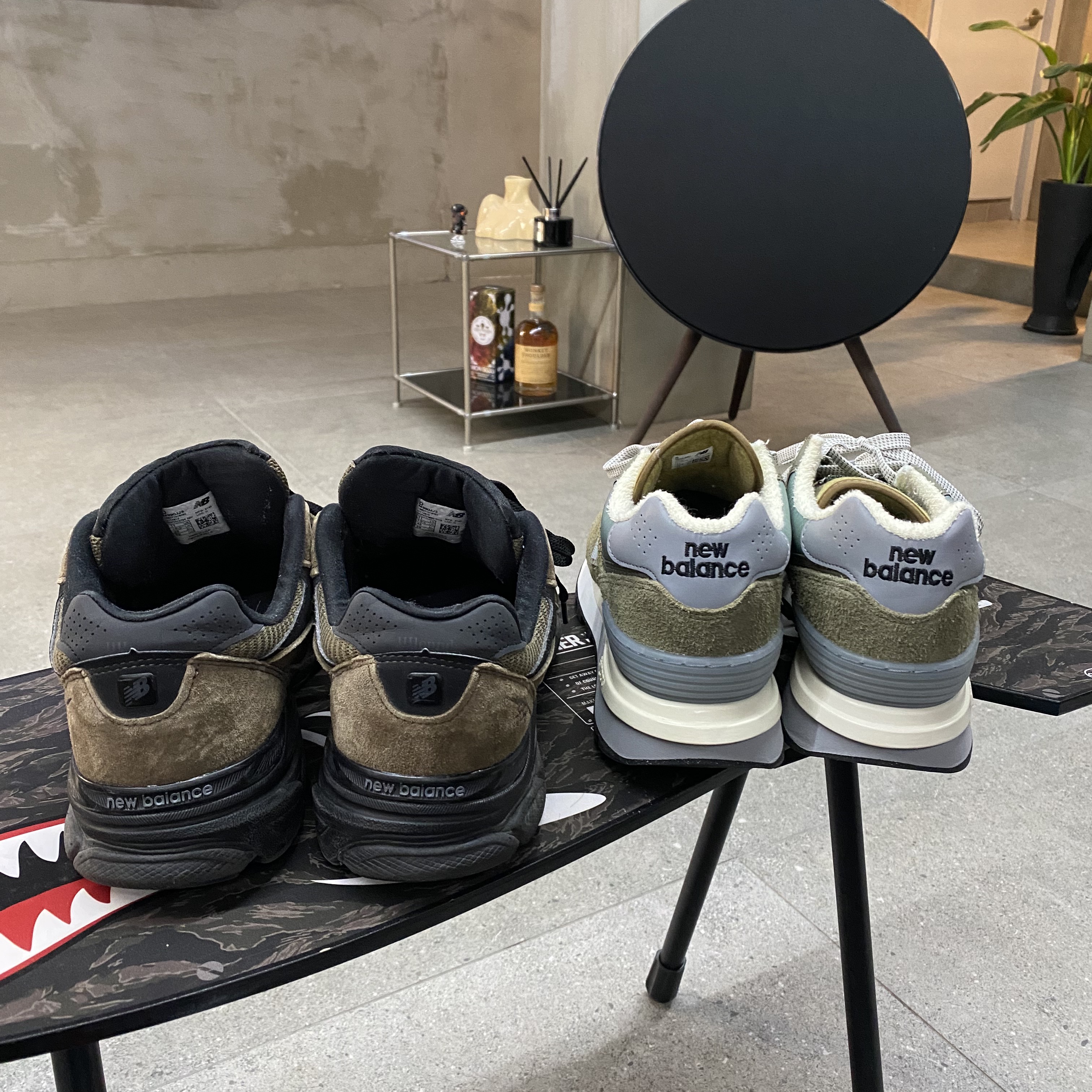 New Balance x Stone Island 574 Legacy Green, New Balance x JJJJound 990v3 Brown Black 착용 스타일 - 1