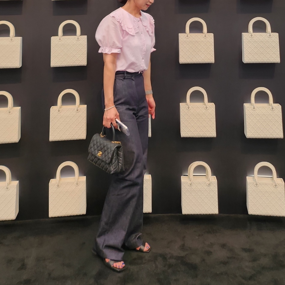 Chanel Flap Bag with Top Handle Grained Calfskin & Gold Black 착용 스타일