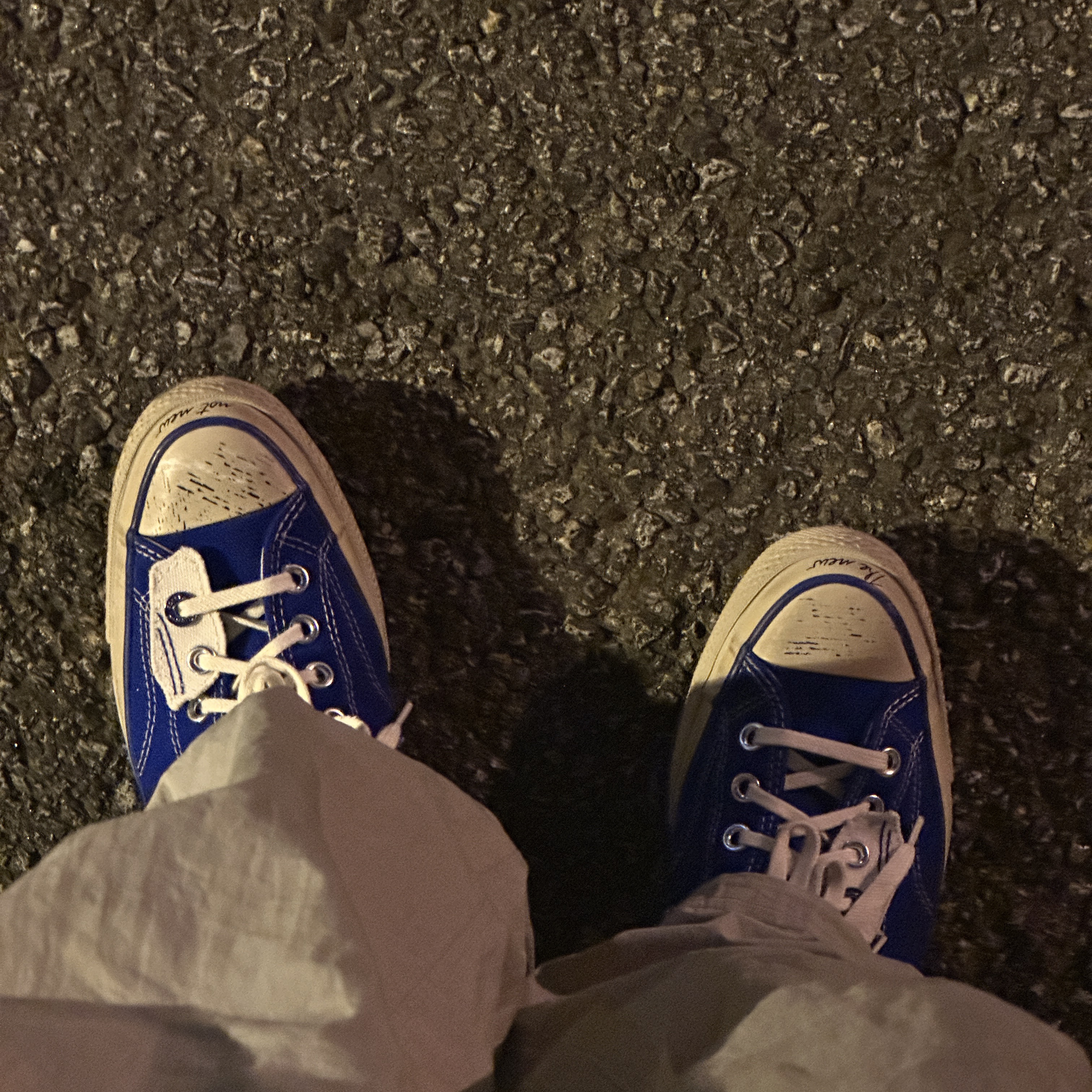 Converse x Ader Error Chuck 70 Ox Imperial Blue, Uniqlo UT x Kaws Short Sleeve Graphic T-Shirt White 착용 스타일 - 2