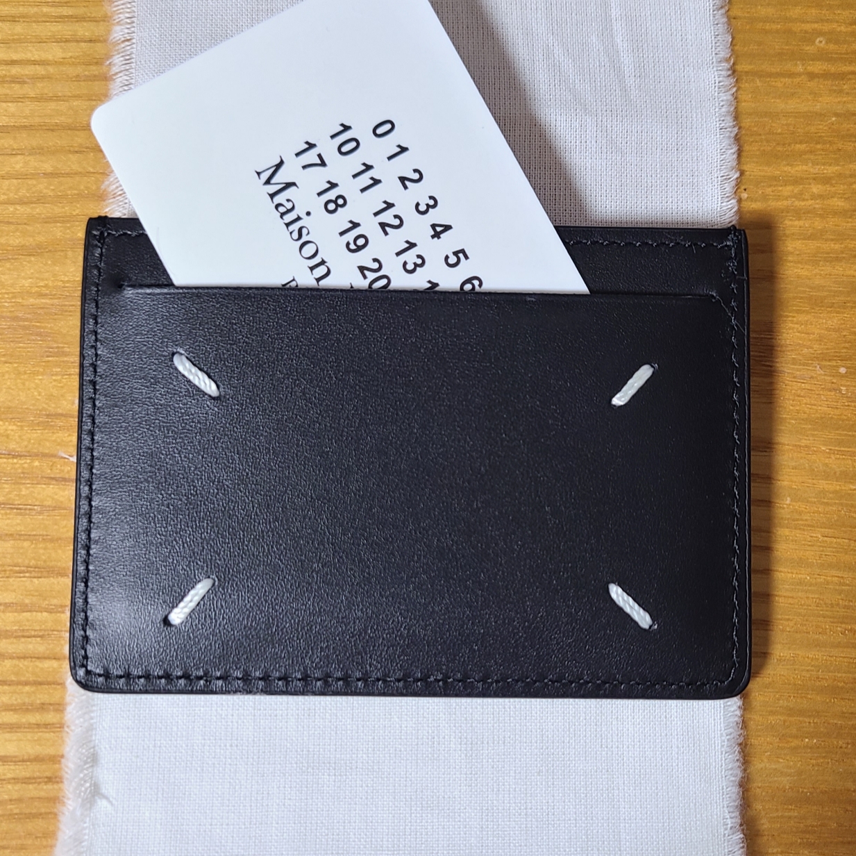 Maison Margiela Four Stitch Card Holder Black 착용 스타일 - 2
