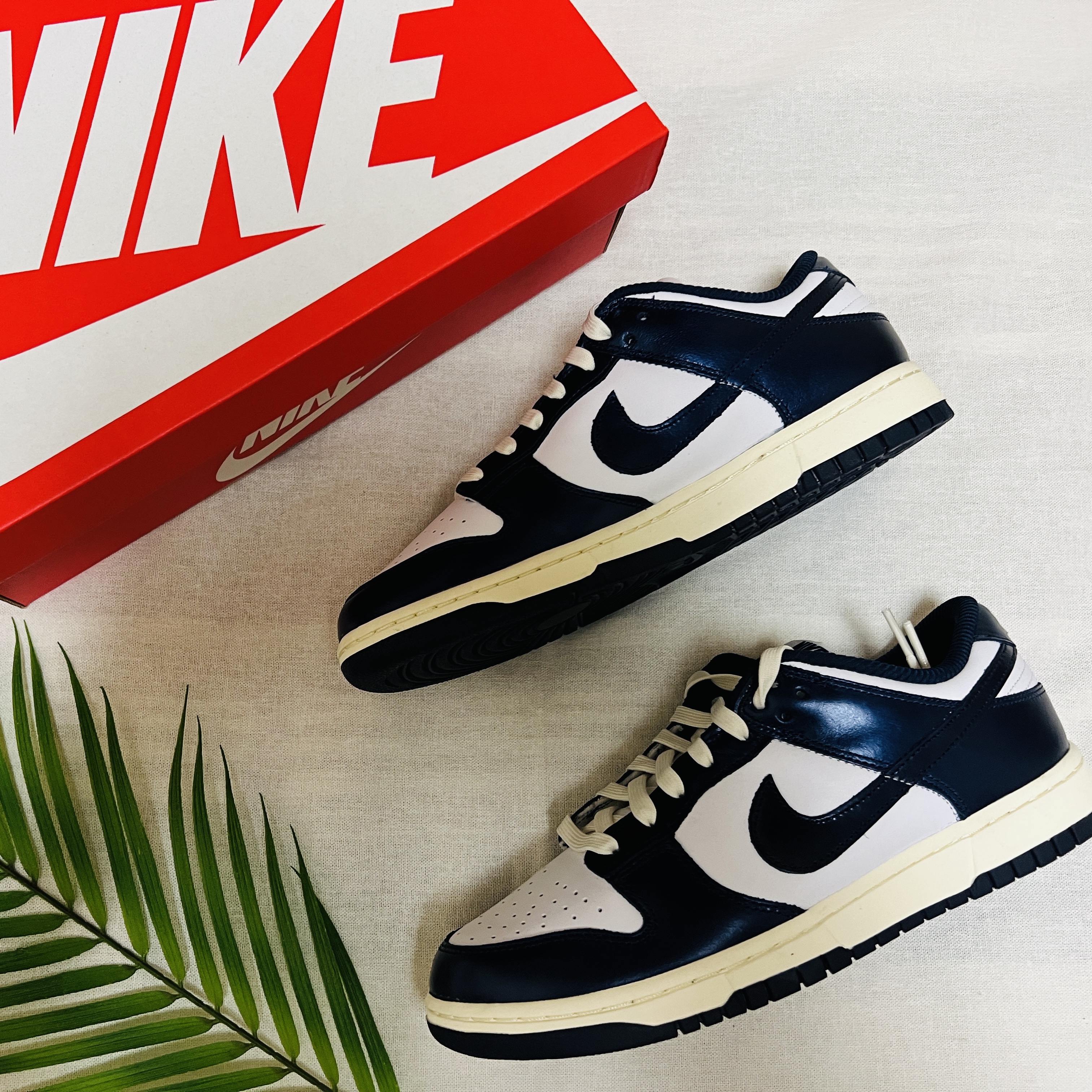 (W) Nike Dunk Low PRM Midnight Navy and White 착용 스타일 - 2