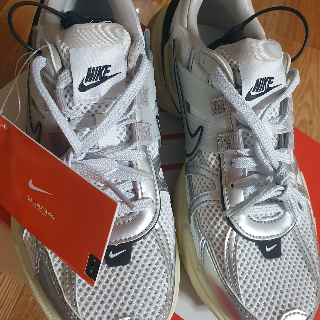 Nike V2K Run Summit White Metallic Silver 착용 스타일