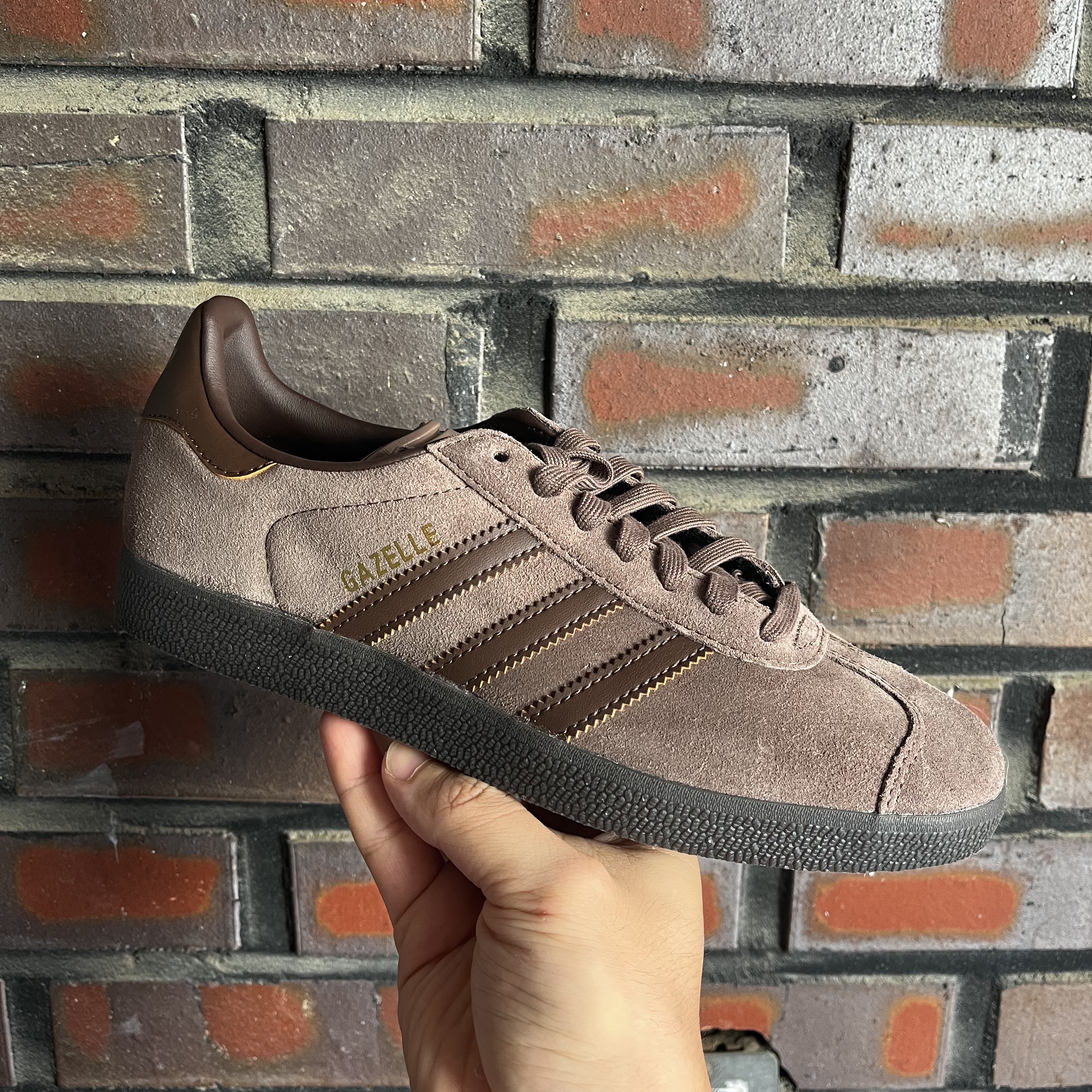 Adidas Gazelle Earth Strata Brown Gum, Adidas Gazelle Core Black Gold Metallic Gum 착용 스타일 - 2