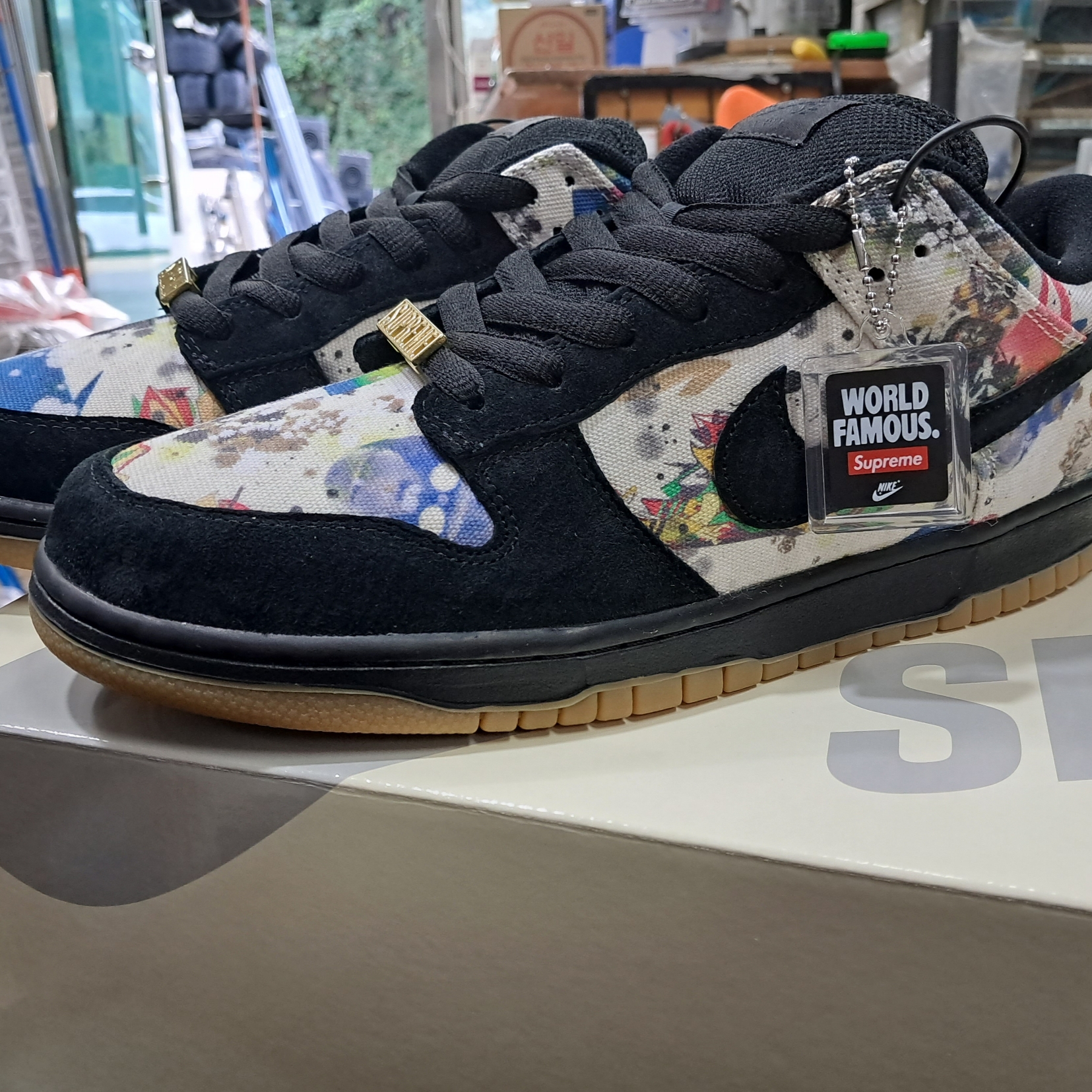 Nike x Supreme SB Dunk Low QS Rammellzee Black 착용 스타일 - 1