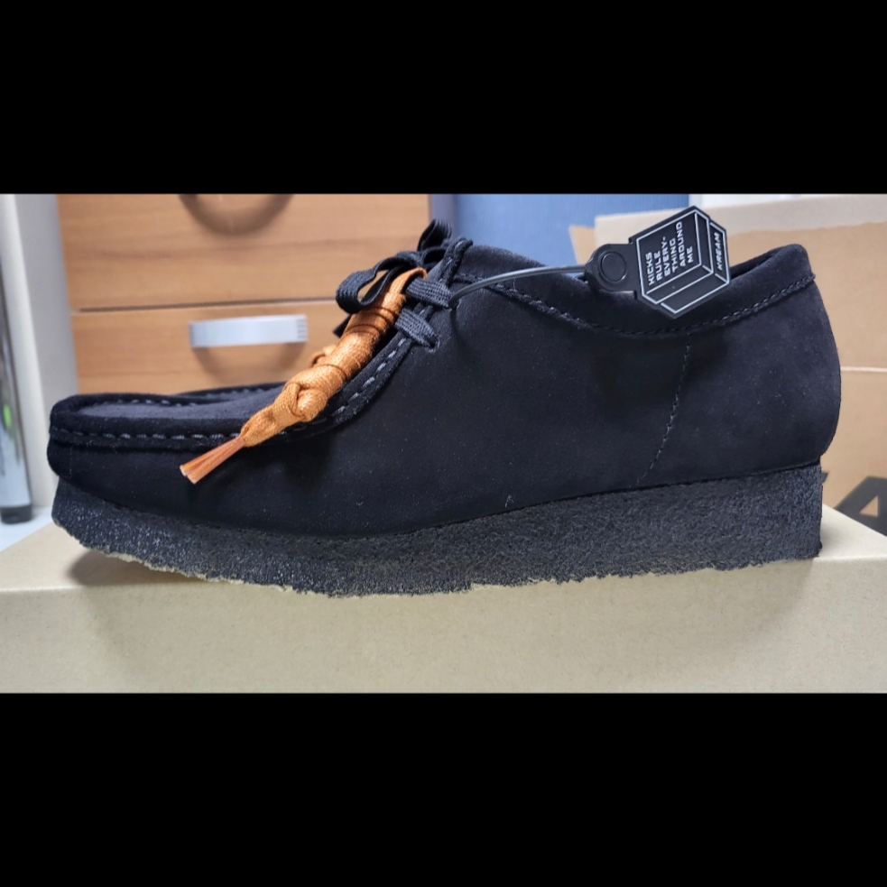 Clarks Wallabee Black Suede 착용 스타일 - 1