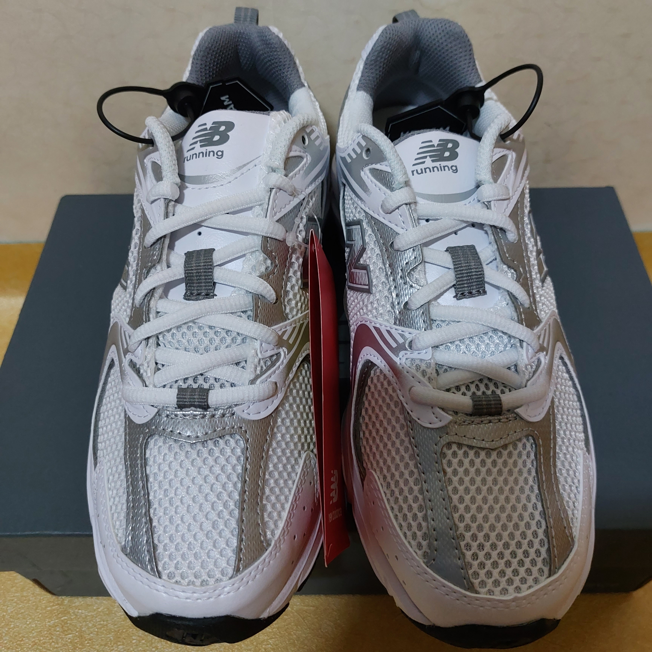 New Balance 530 White Silver 착용 스타일