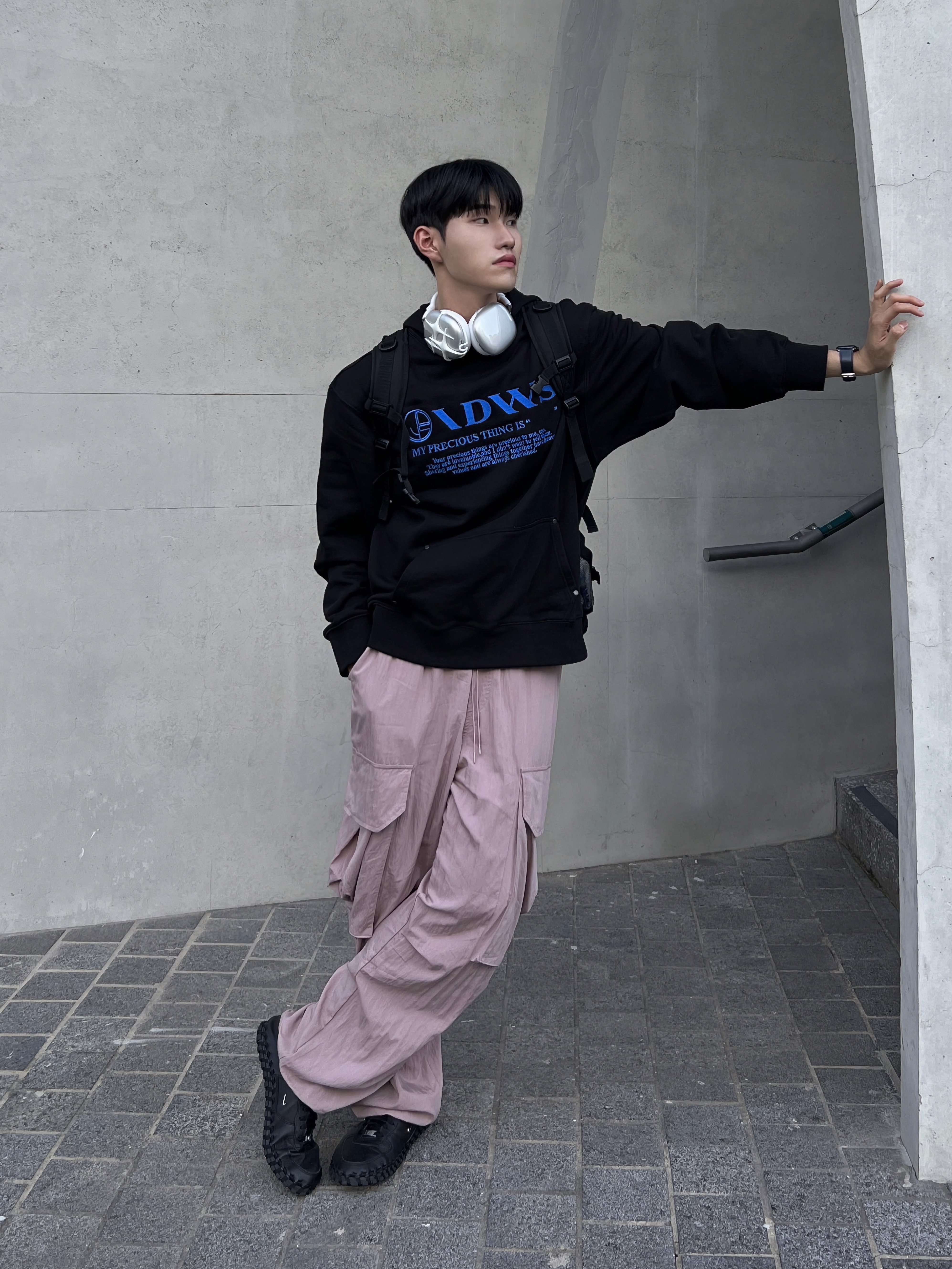 Nike x Jacquemus J Force 1 Low LX SP Black, Apple AirPods Max Lightning Silver (Korean Ver.) 착용 스타일 - 1