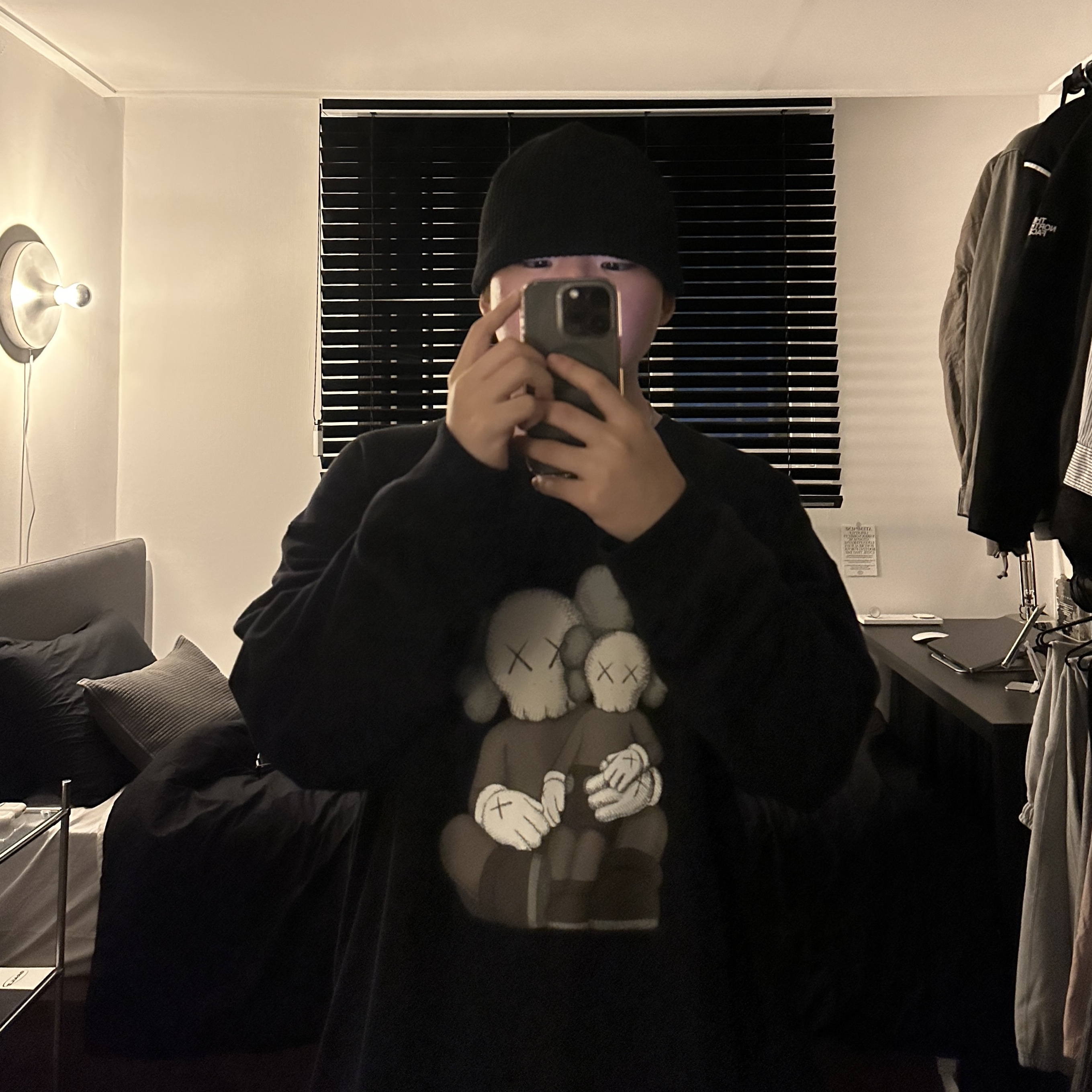 Uniqlo UT x Kaws Long Sleeve Sweatshirt Black 착용 스타일