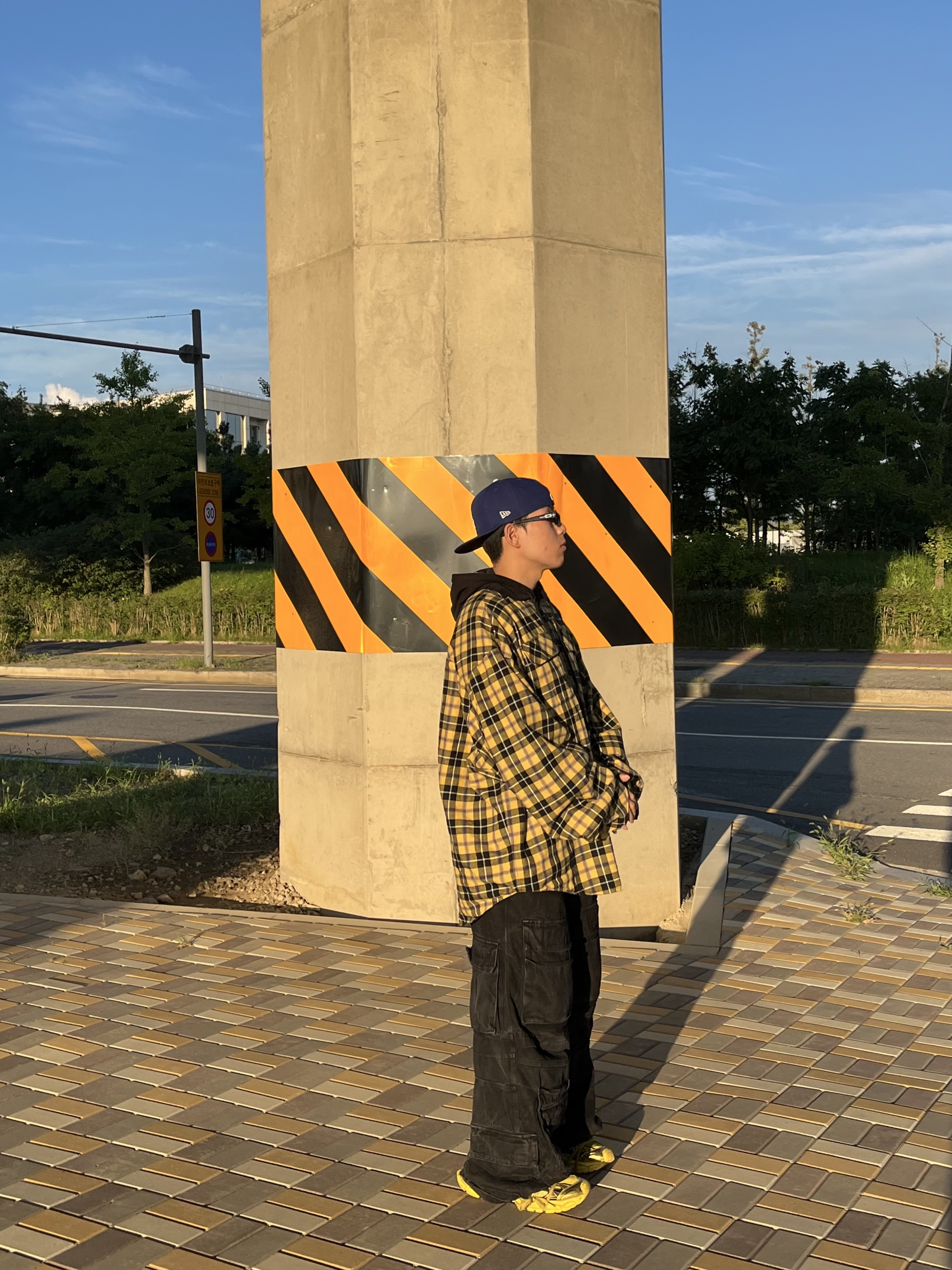 Project G/R Crinkle Denim Cargo Pants Black, Project G/R Reversible Hoodie Check Shirts Black Yellow 착용 스타일 - 2