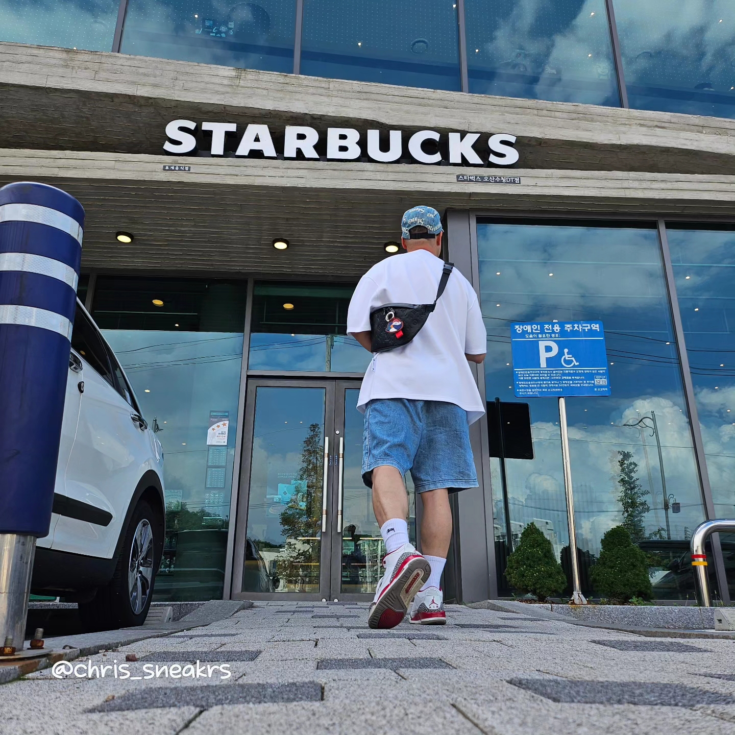 Supreme Frayed Logos Denim Camp Cap Blue - 21SS, Louis Vuitton Discovery PM Bumbag Monogram Shadow Black 착용 스타일 - 1