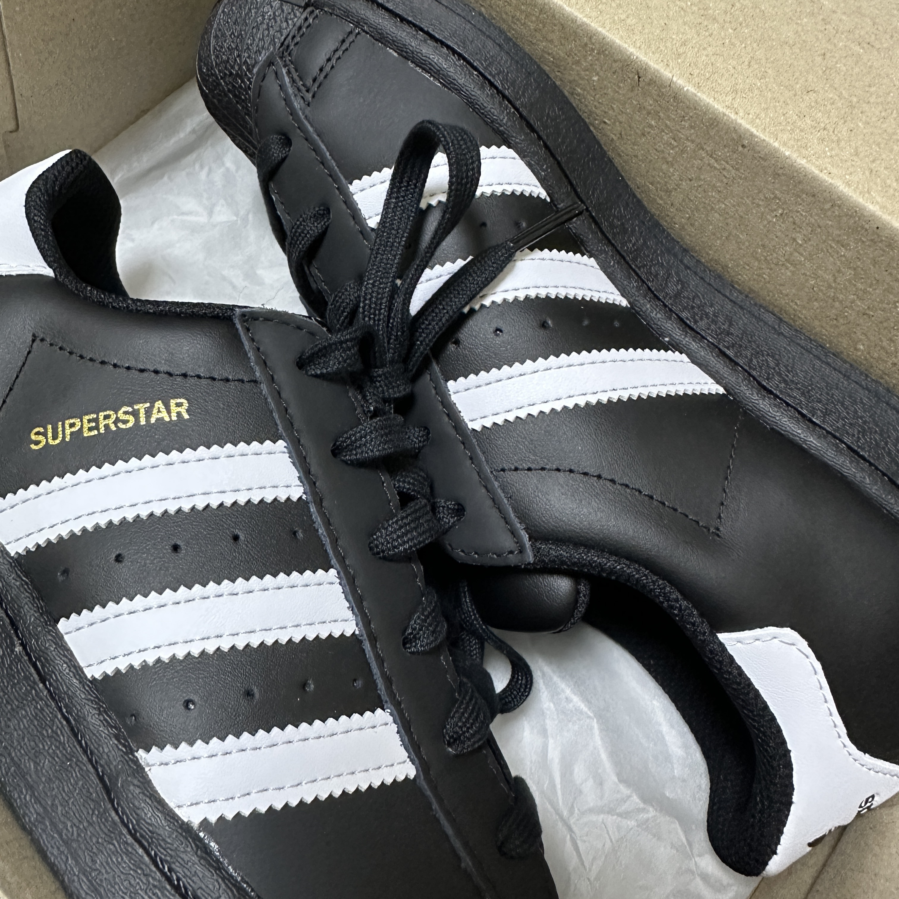 Adidas Superstar Core Black White 착용 스타일