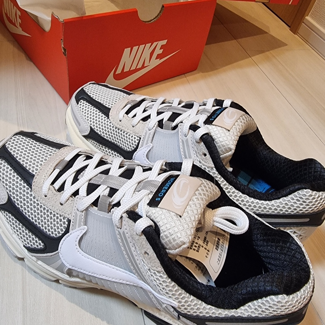 Nike Zoom Vomero 5 Light Bone and Black 착용 스타일 - 3