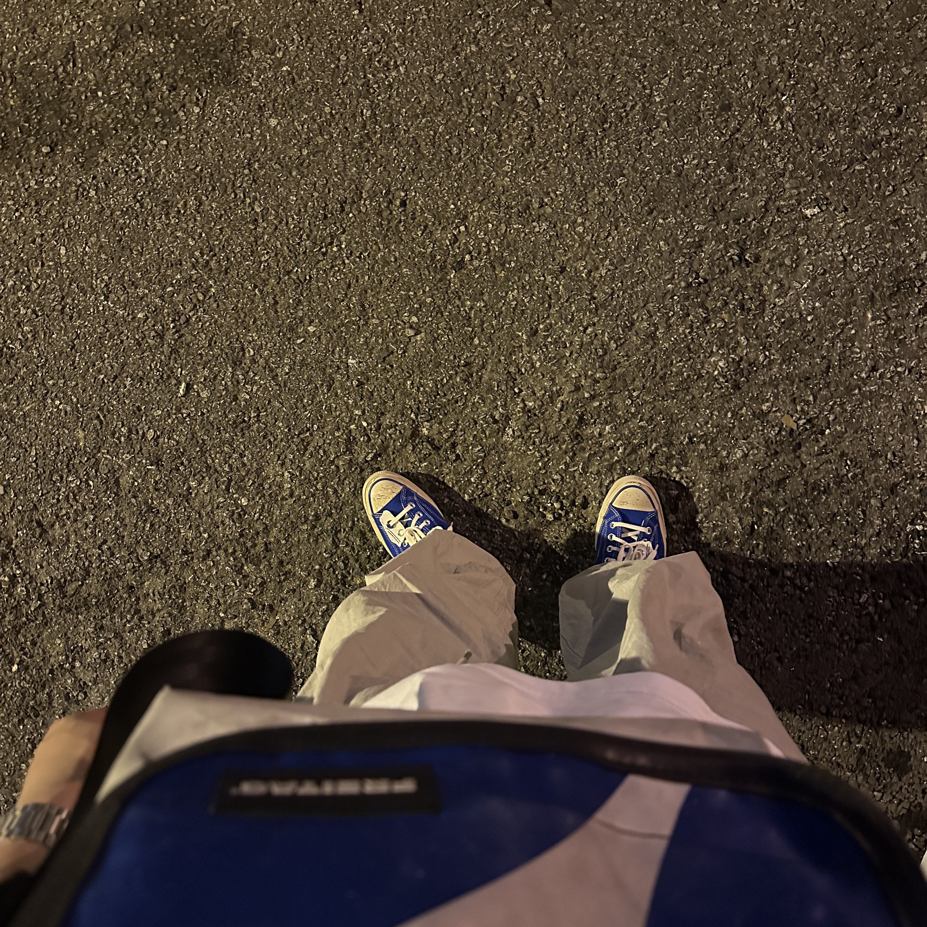Converse x Ader Error Chuck 70 Ox Imperial Blue, Uniqlo UT x Kaws Short Sleeve Graphic T-Shirt White 착용 스타일 - 1