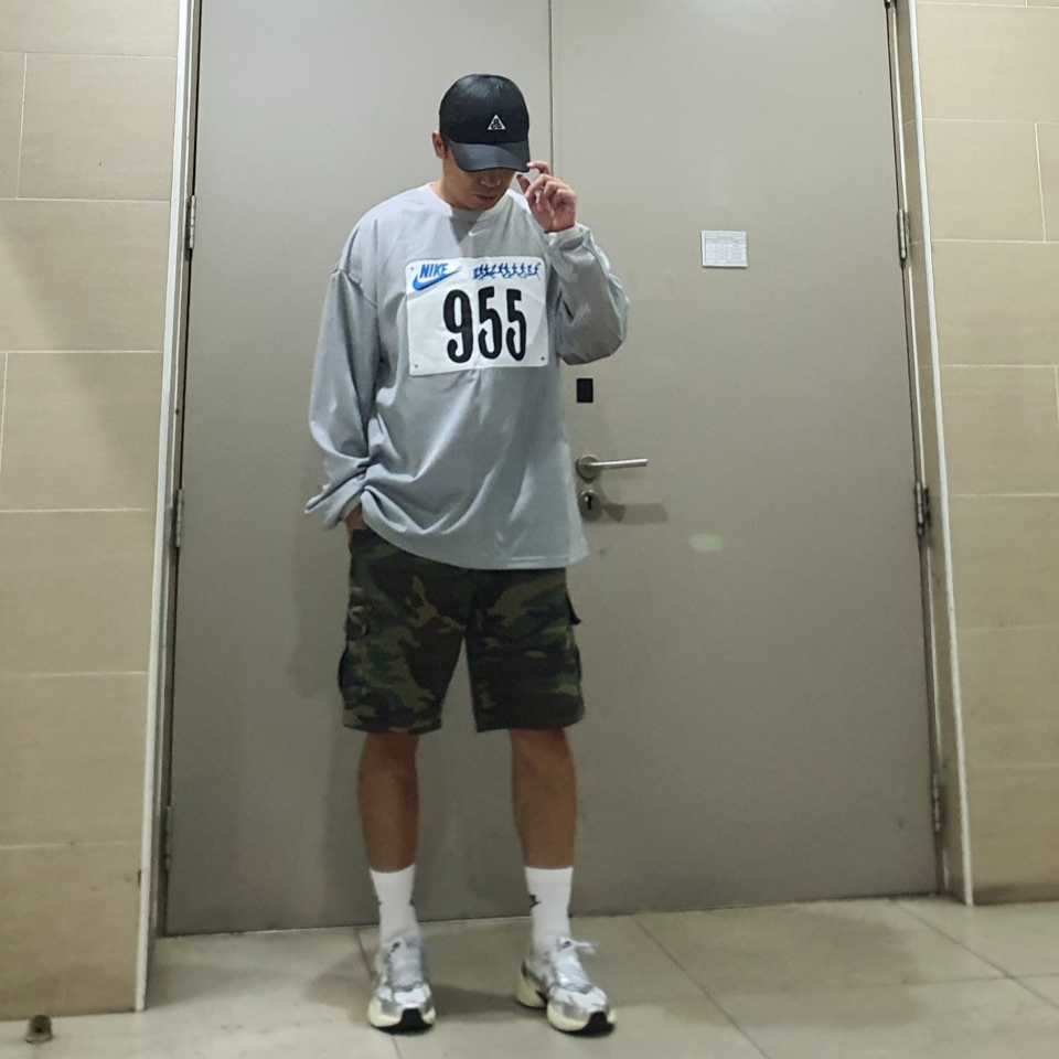 Nike V2K Run Summit White Metallic Silver, Nike x Cactus Plant Flea Market L/S Jersey Grey - Asia 착용 스타일 - 2