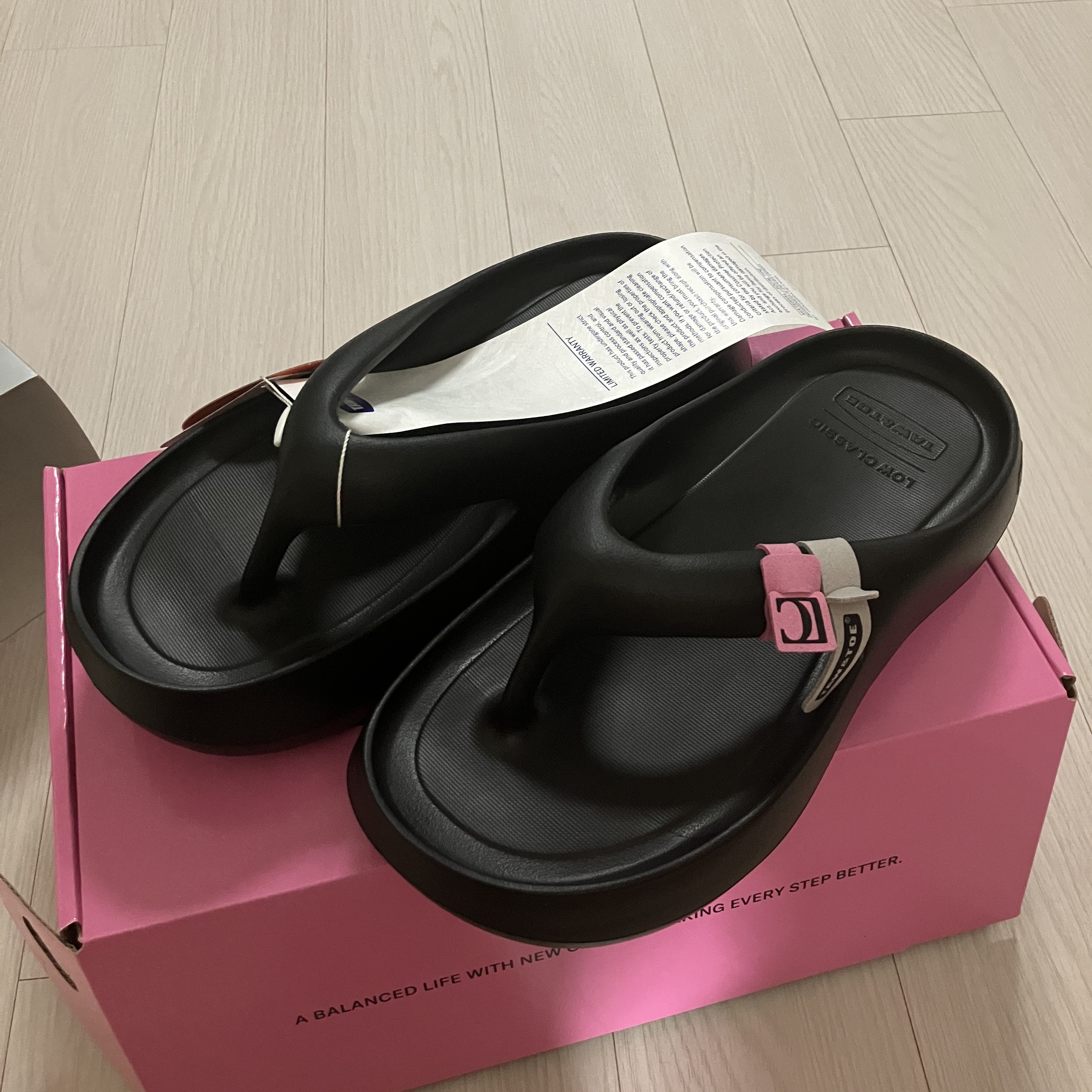 Taw&Toe x Low Classic Platform Flip Flop Black 착용 스타일