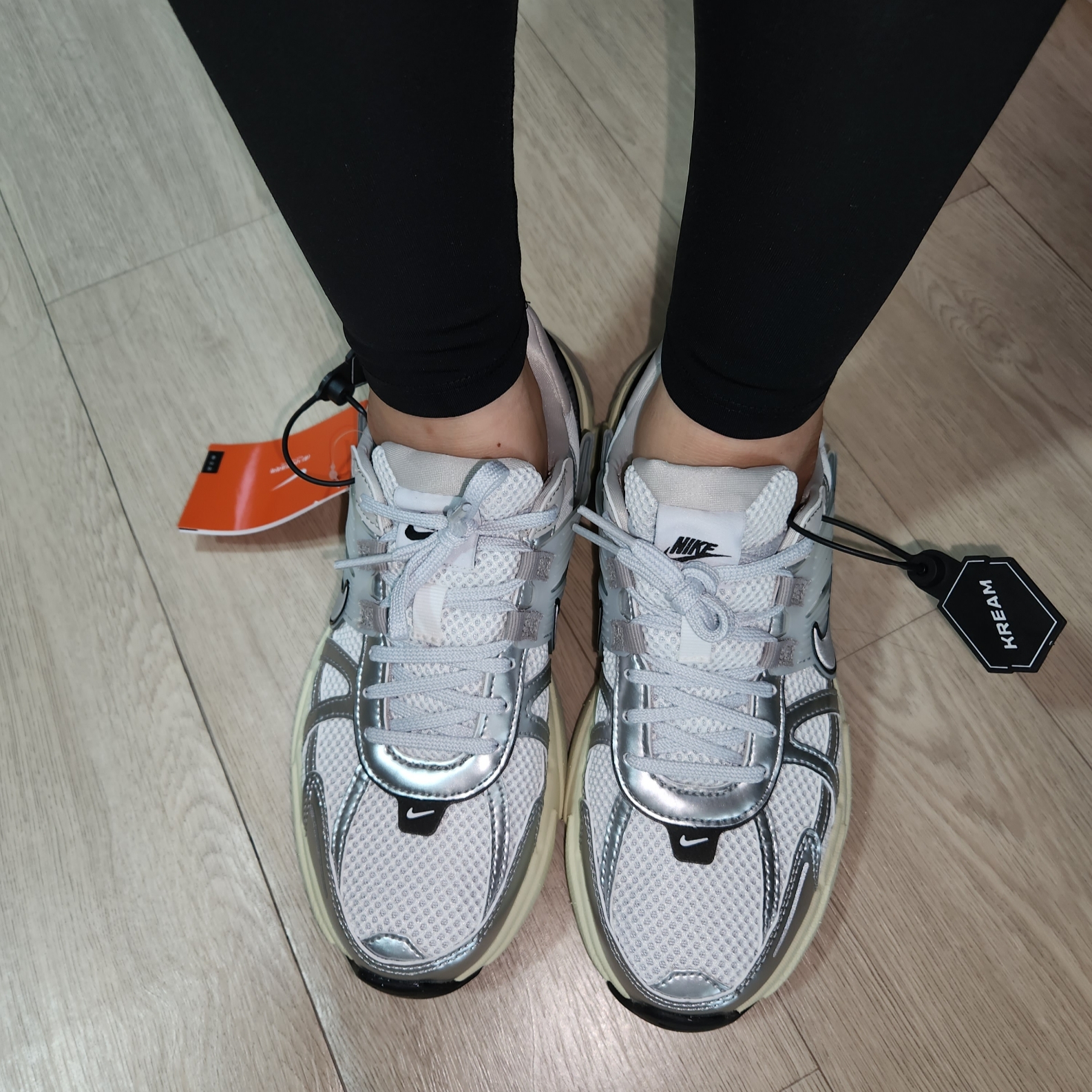 Nike V2K Run Summit White Metallic Silver 착용 스타일