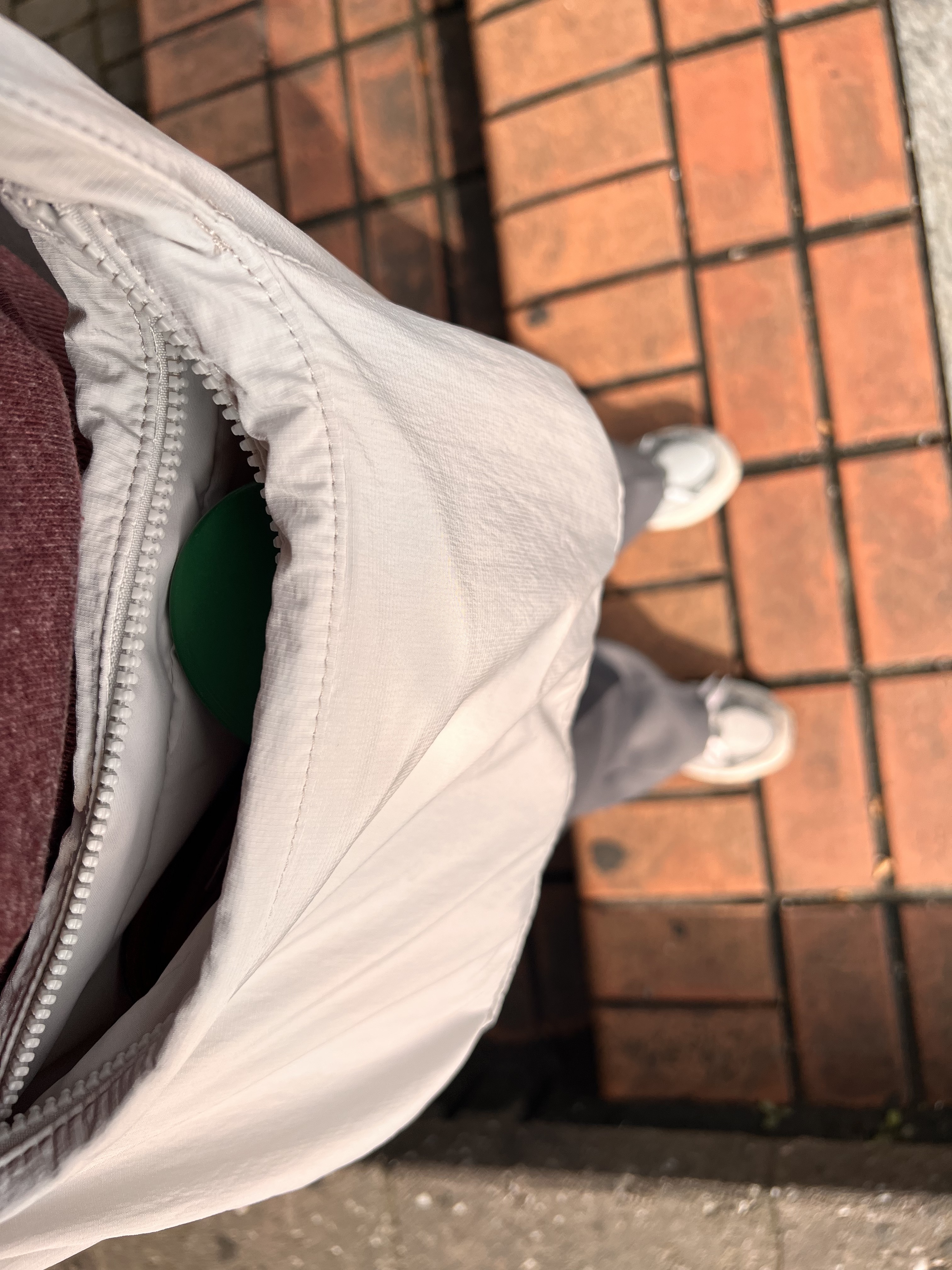 COS Nylon Crossbody Saddle Bag Light Grey Stone 착용 스타일