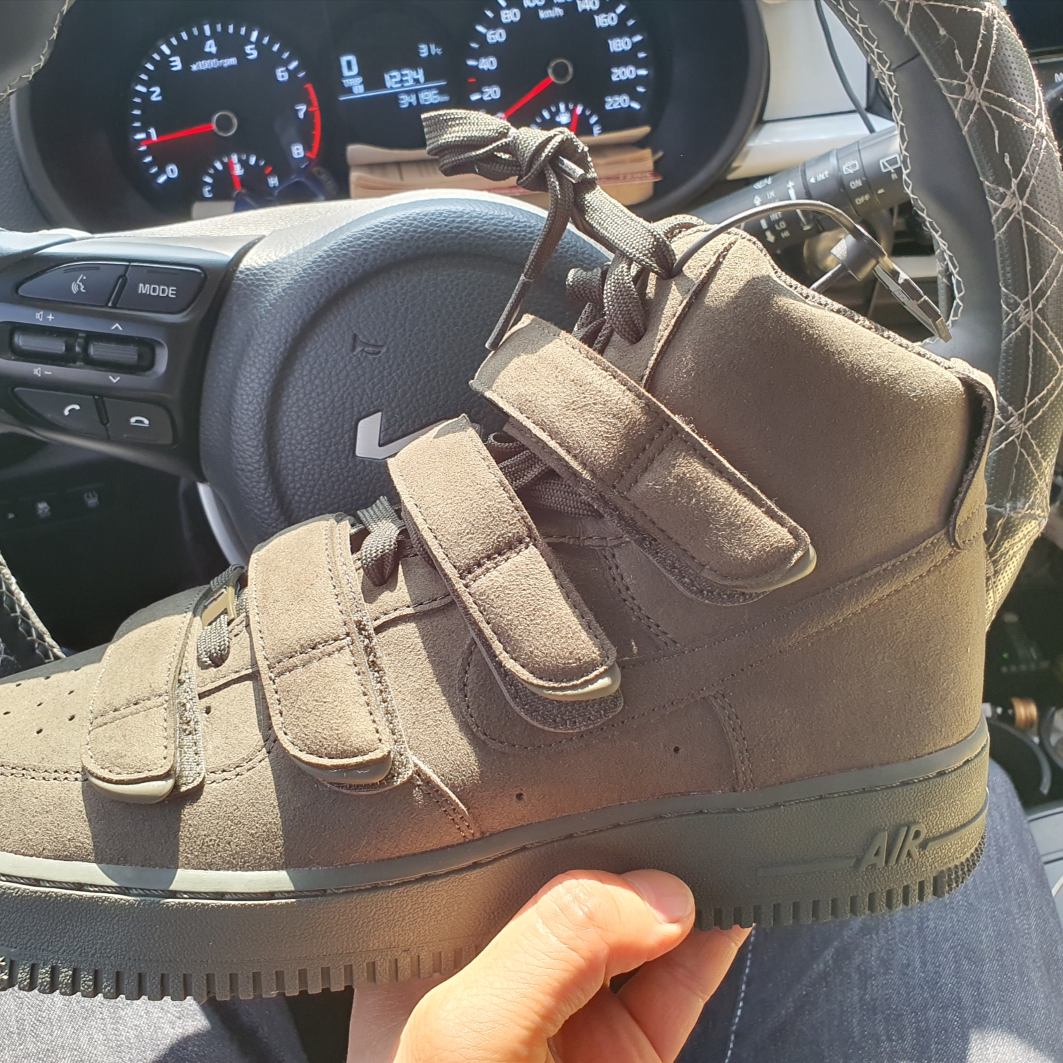 Nike x Billie Eilish Air Force 1 High '07 SP Sequoia 착용 스타일 - 2