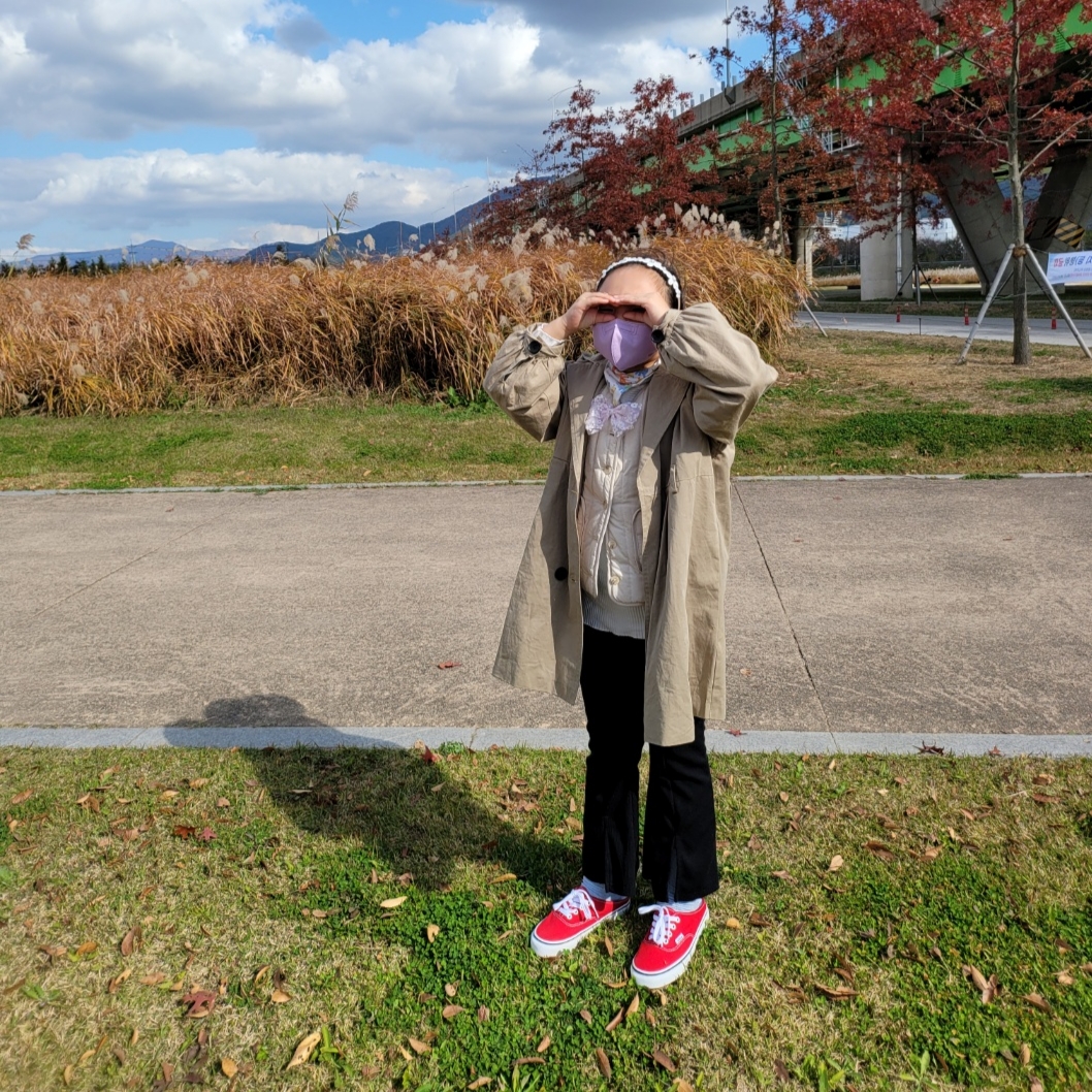 (W) Hermes Mini Pop H Pendant Gold & Rouge Vif, Maison Mihara Yasuhiro Baker OG Sole Canvas Low Cut Sneakers Black 착용 스타일 - 2