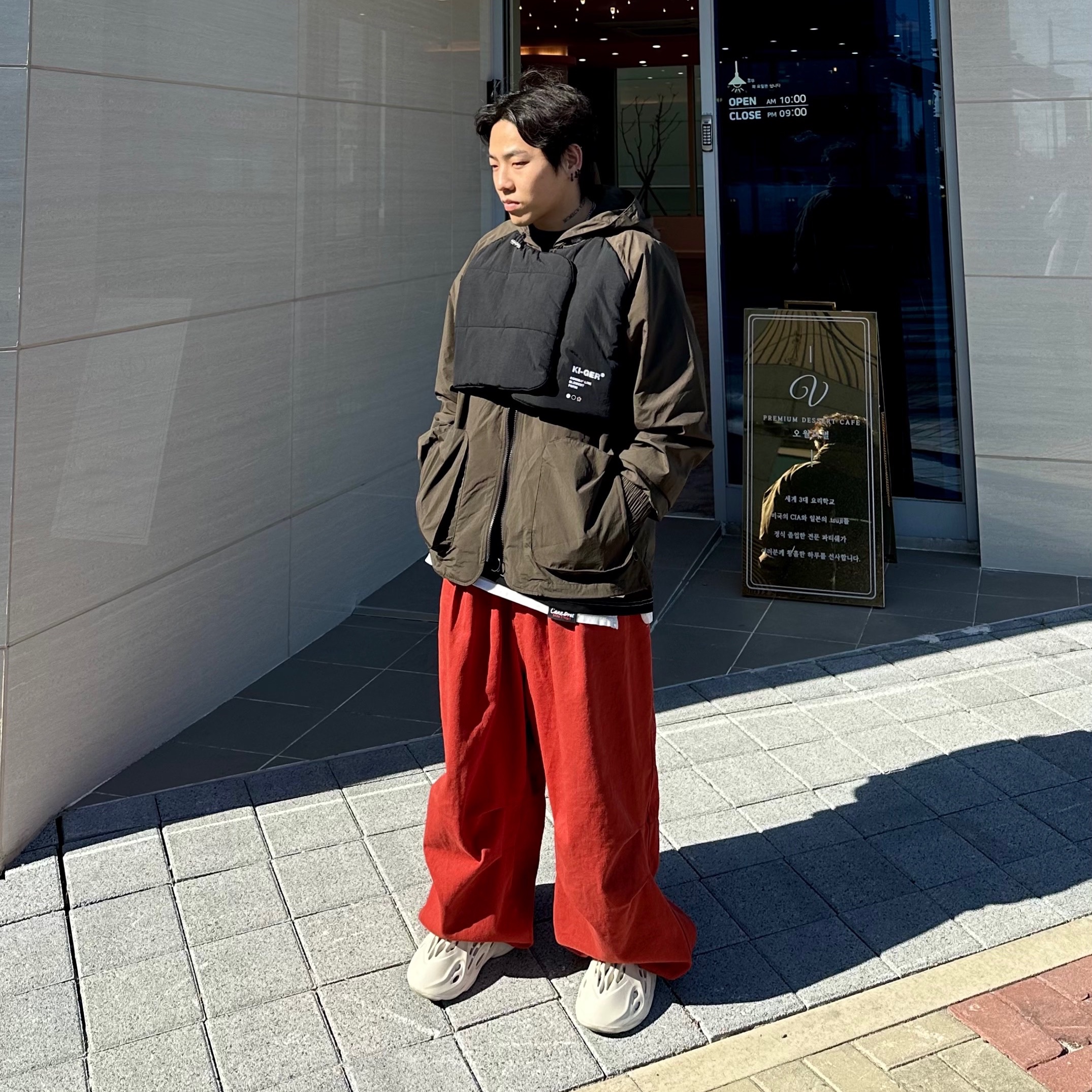 Adidas Yeezy Foam RNNR Ararat 착용 스타일 - 3