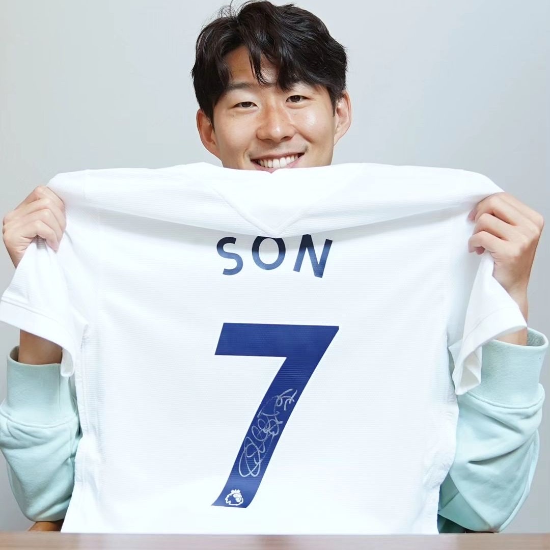 Nike Tottenham Hotspur 2023/24 Dri-Fit Stadium Home Jersey White (Non Marking Ver.), Nike Tottenham Hotspur 2023/24 Dri-Fit Stadium Away Jersey Mystic Navy (Non Marking Ver.) 착용 스타일 - 2