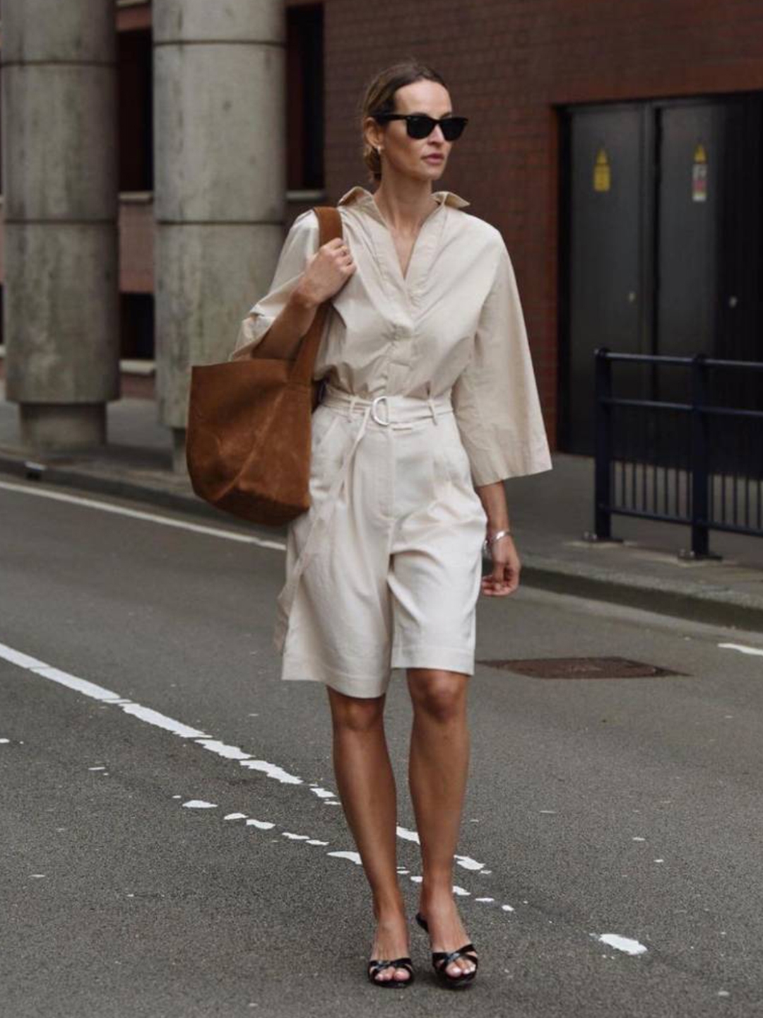 Leha Women Borta Bermuda Pants Beige, (W) Prada Gabardine Bermuda Shorts Navy 착용 스타일 - 4