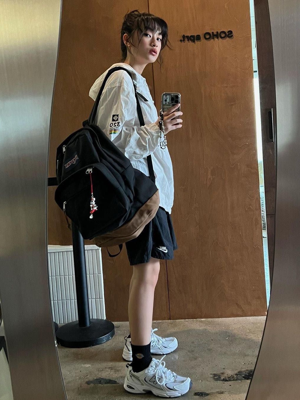 Jansport Half Pint Mini Backpack Pastel Lilac, Jansport × Beams Bespoke Pack & Go Black 착용 스타일 - 3