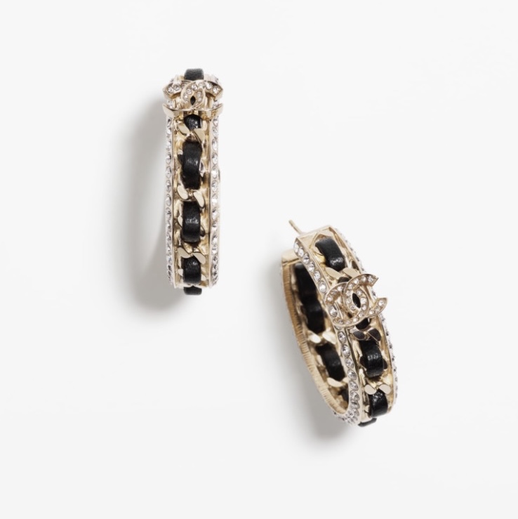 (W) Chanel Hoop Earrings Metal Lambskin Strass & Gold Black Crystal 착용 스타일