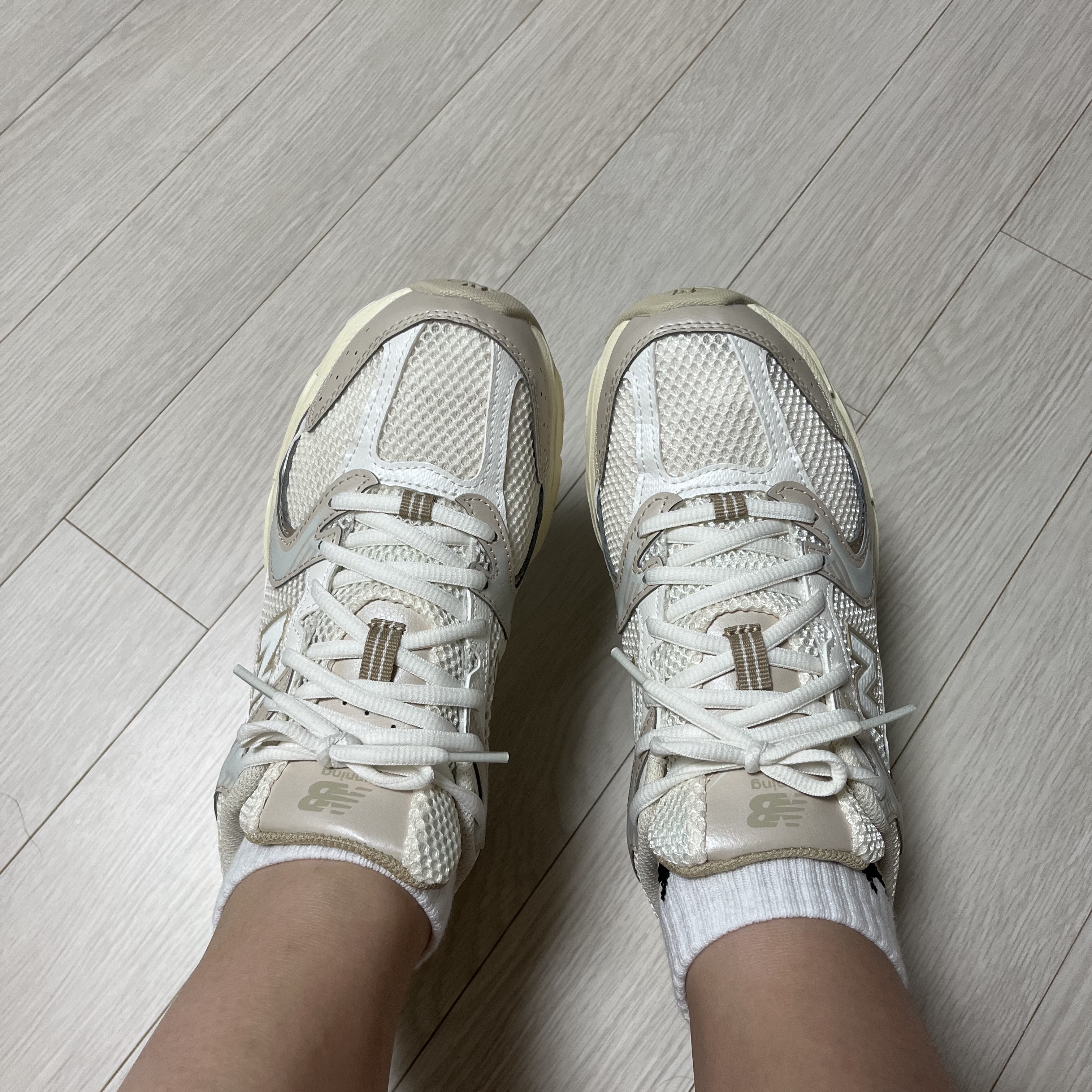 New Balance 530 Beige Angora 착용 스타일 - 3