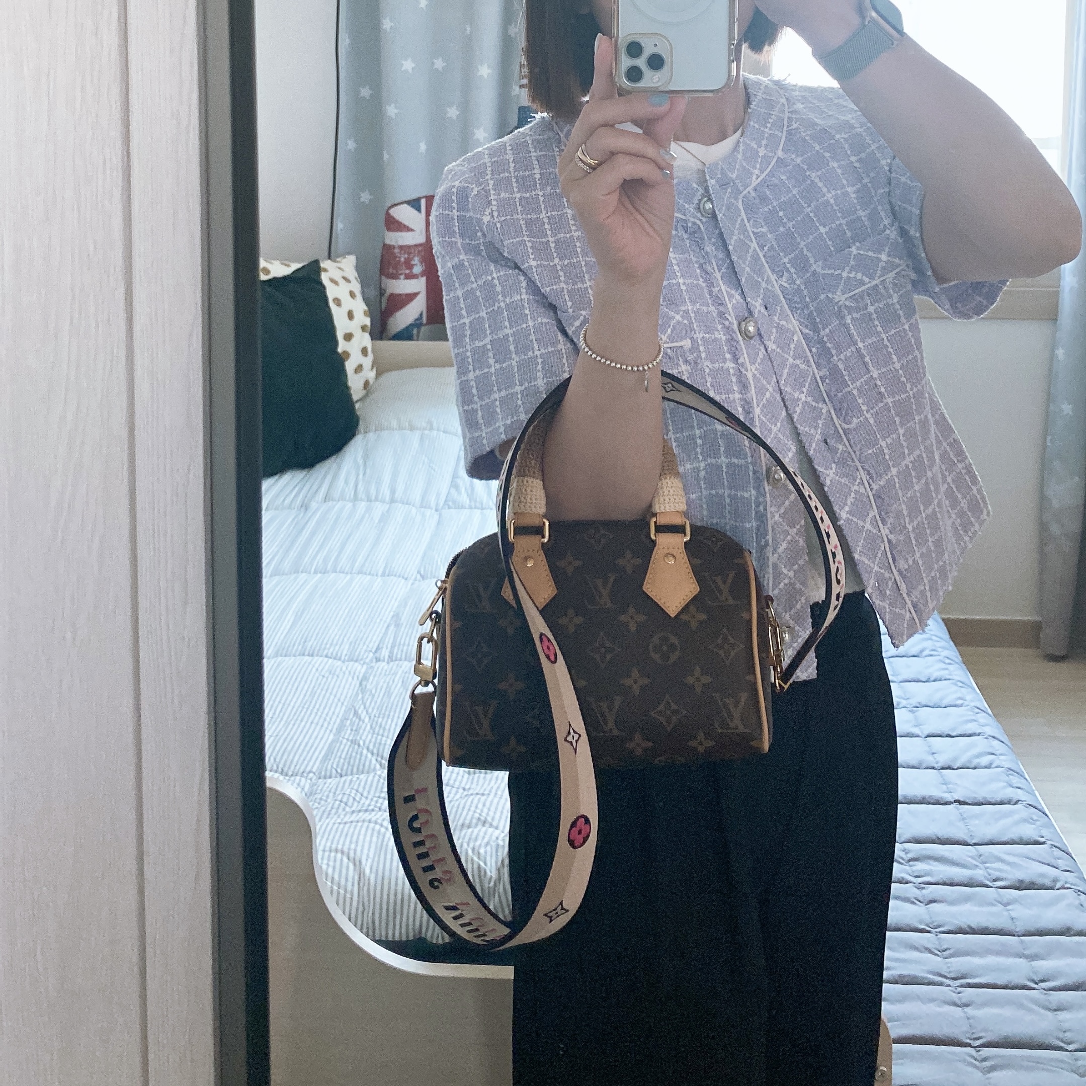 Louis Vuitton Speedy Bandouliere 20 Monogram Black 착용 스타일