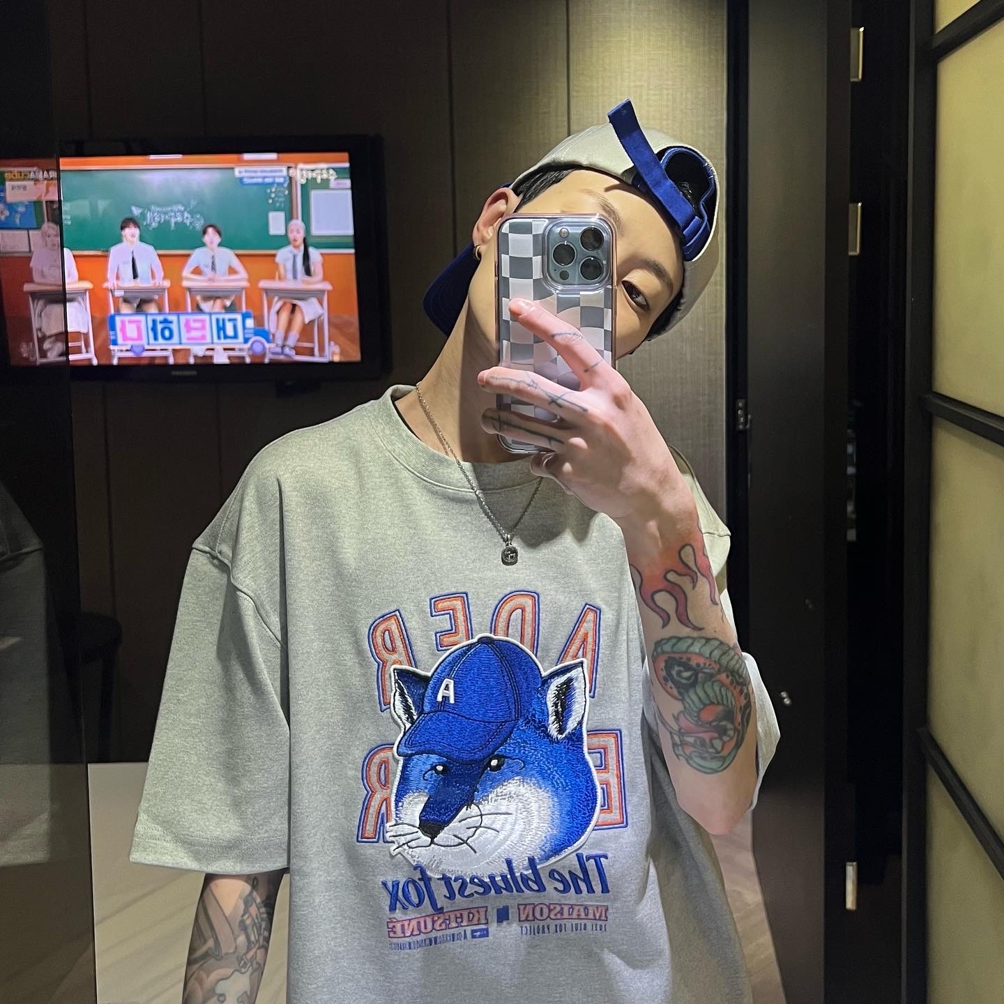 Maison Kitsune x Ader Error The Bluest Fox T-Shirt Grey, Ader Error Distort Cap Blue 착용 스타일 - 2