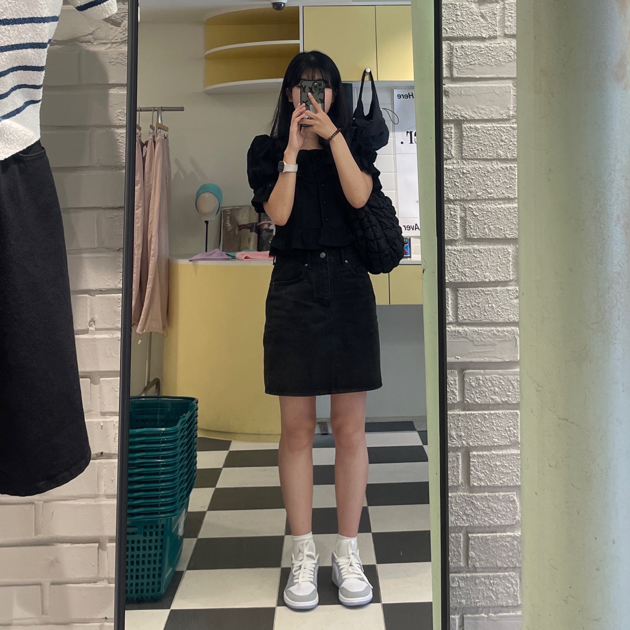 (W) Jordan 1 Low White Wolf Grey, COS Quilted Mini Bag Black 착용 스타일
