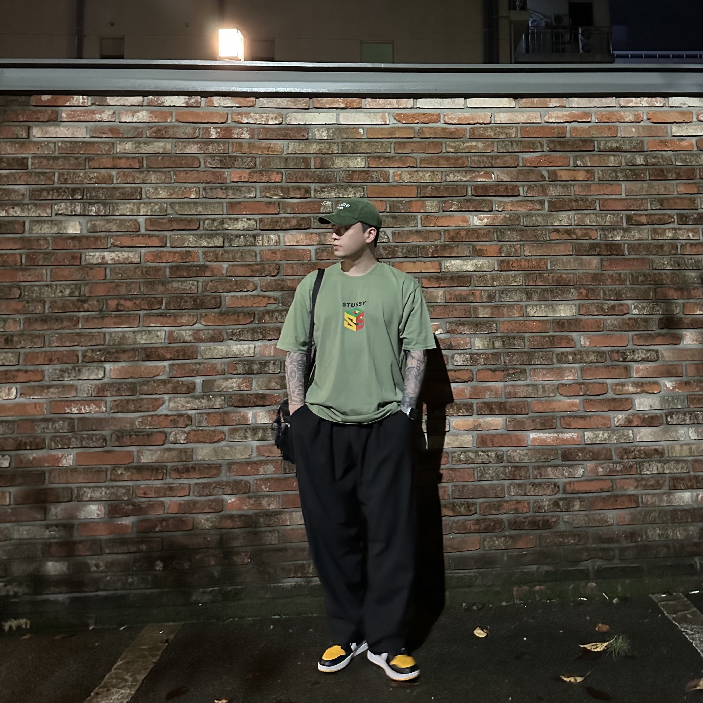 Jordan 1 Retro High OG Taxi, Ader Error x Eastpak Shoulder Bag Black 착용 스타일 - 3