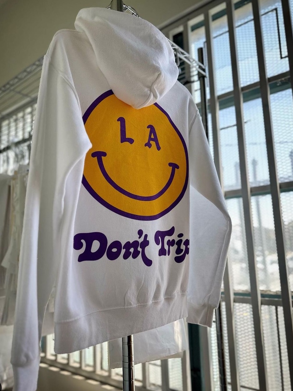 Free & Easy Be Happy LA OG Hoodie White 착용 스타일