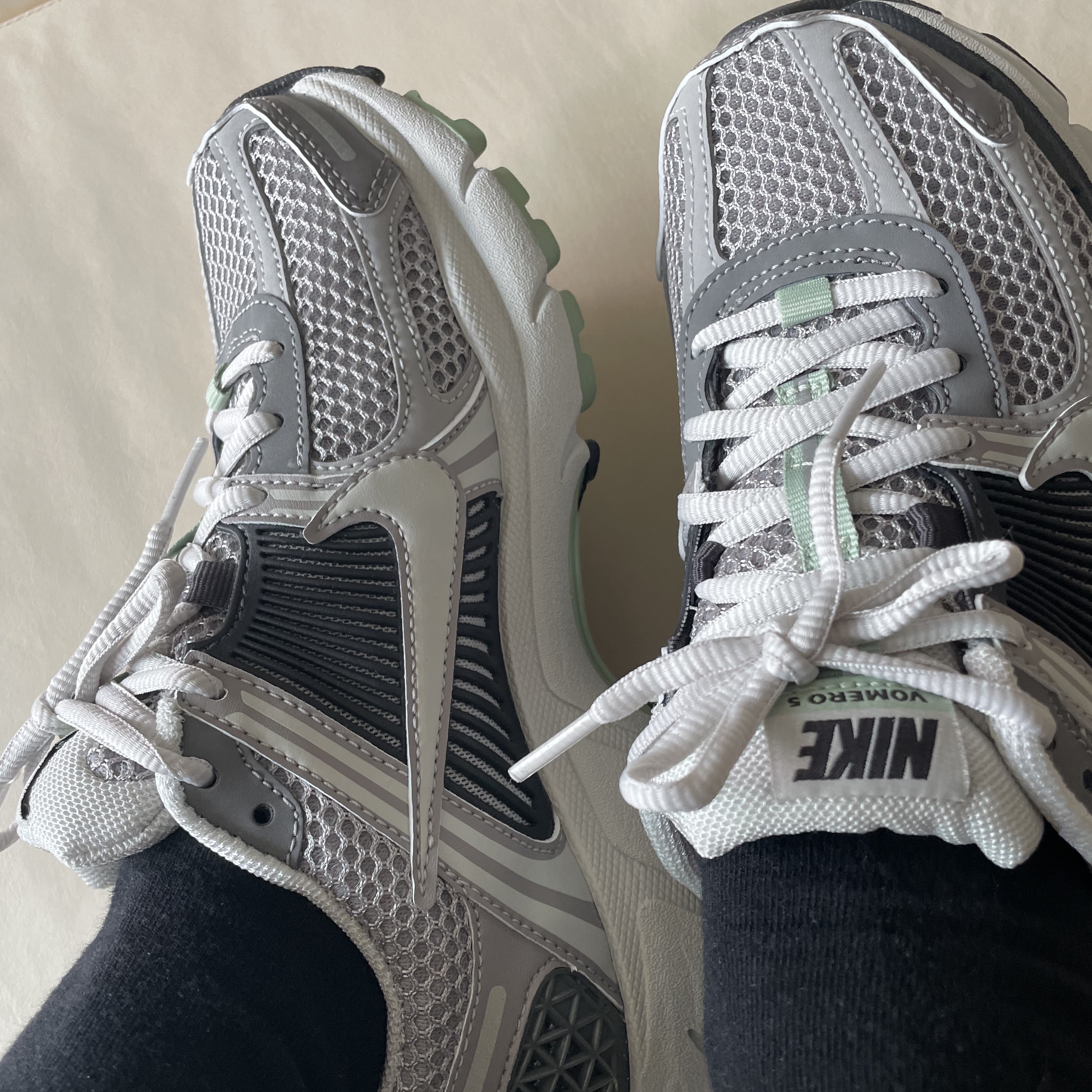 (W) Nike Zoom Vomero 5 Cobblestone and Flat Pewter 착용 스타일 - 1