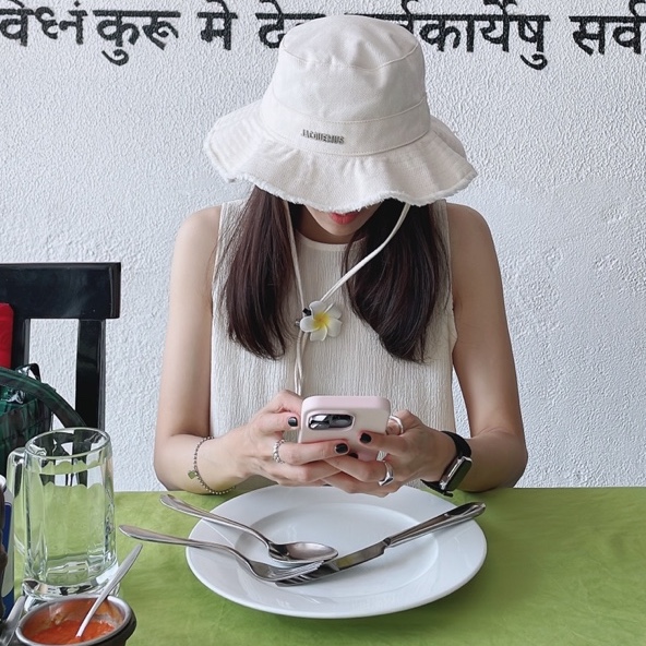Jacquemus Le Bob Artichaut Bucket Hat Off White 착용 스타일