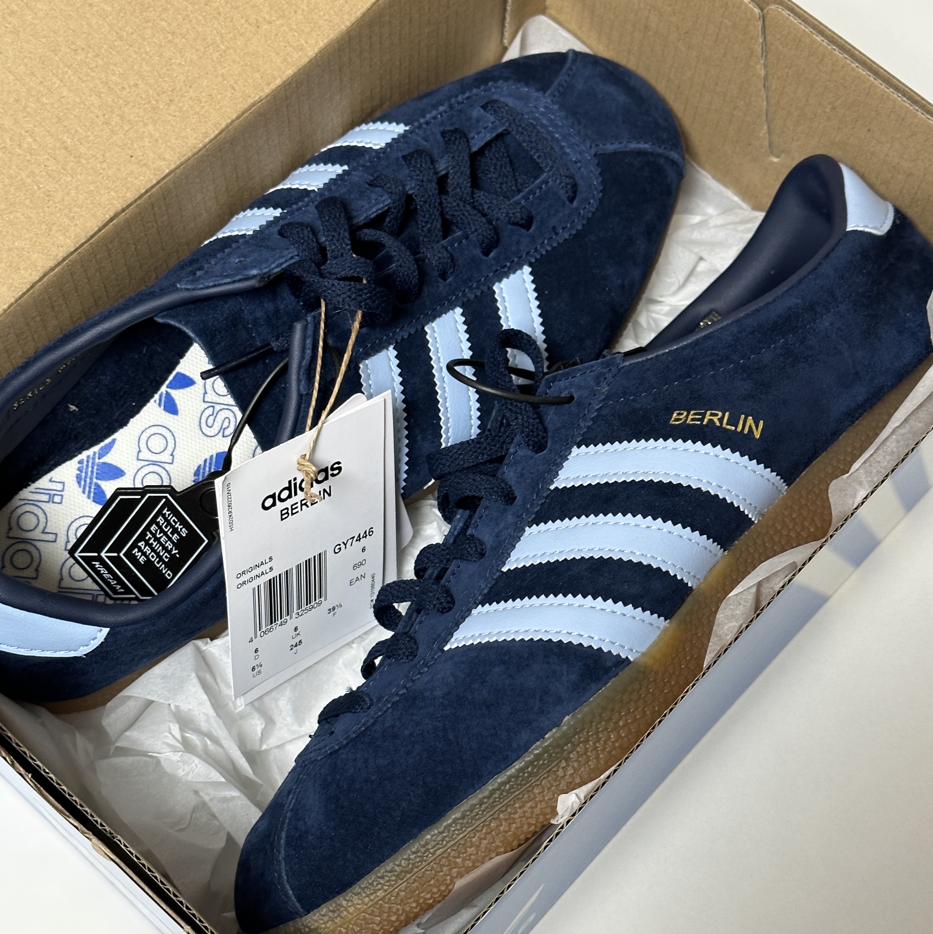 Adidas Berlin Collegiate Navy Pantone 착용 스타일