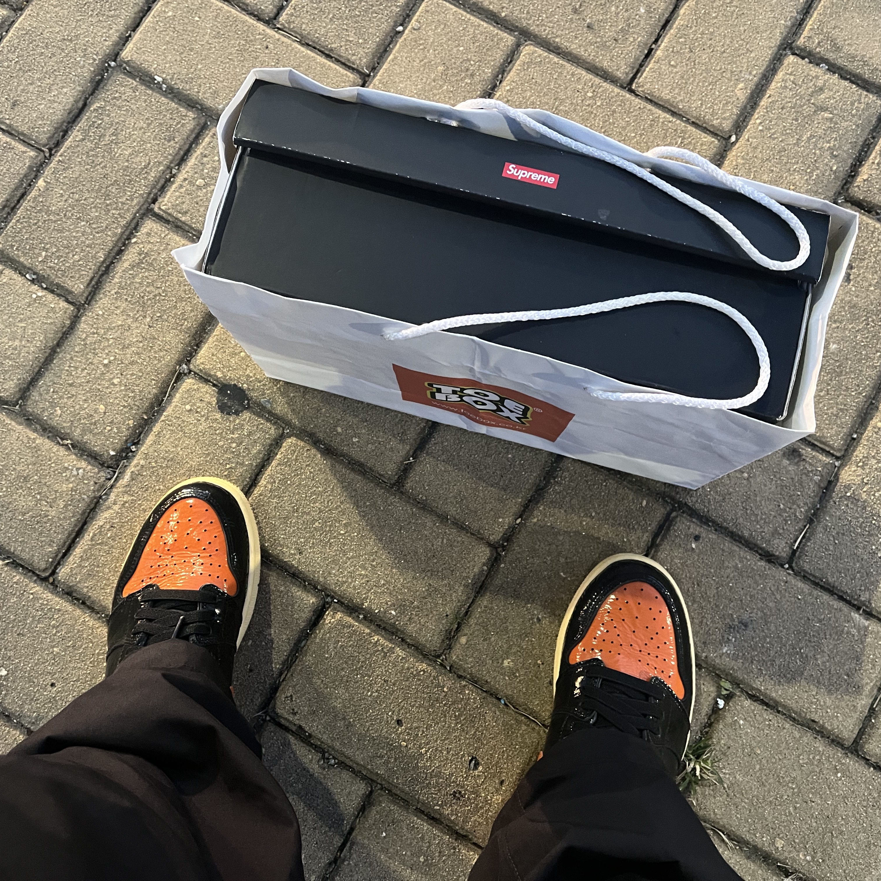 Jordan 1 Retro High Shattered Backboard 3.0, Nike x Supreme Shox Ride 2 SP White 착용 스타일