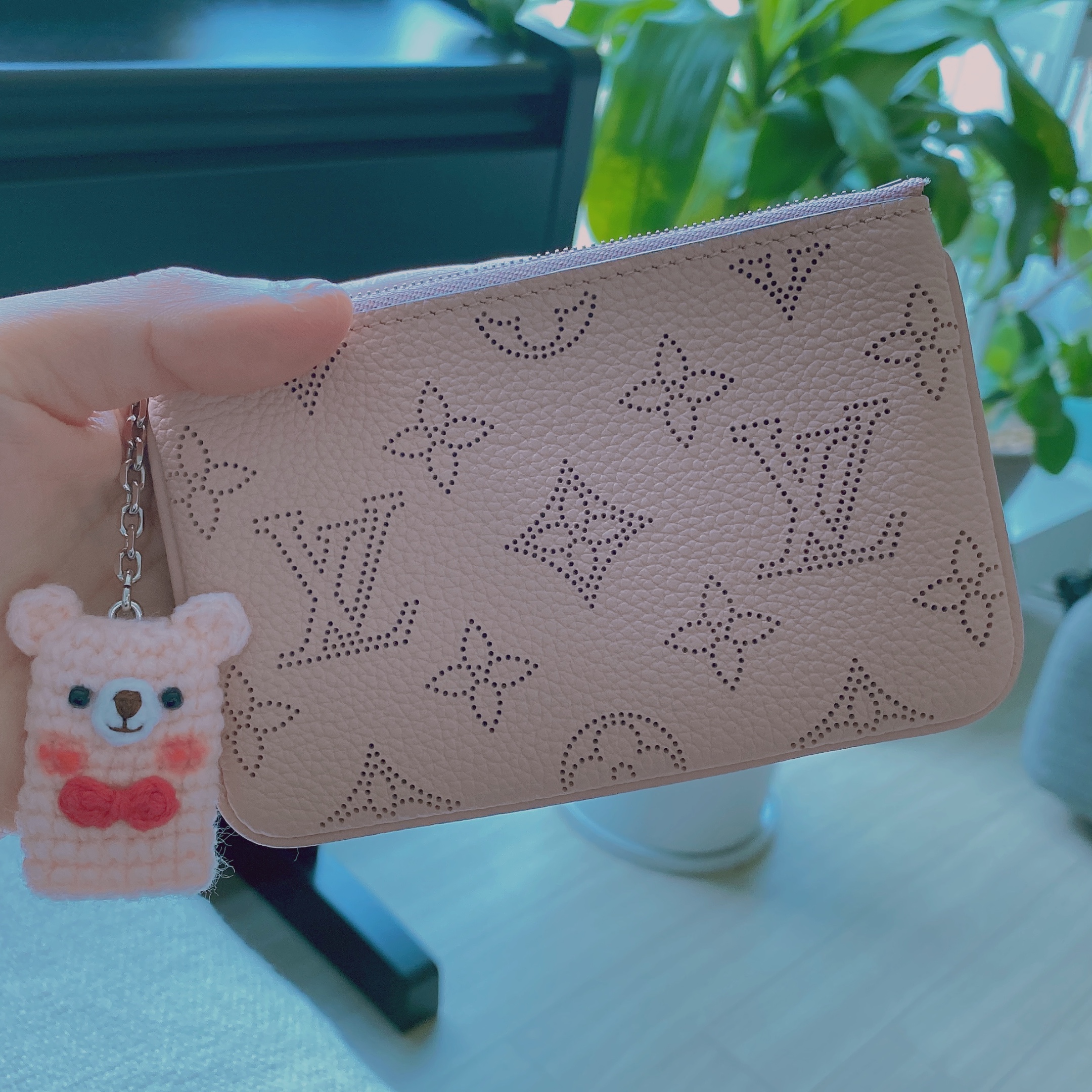 Louis Vuitton Key Pouch Mahina Leather Magnolia Pink 착용 스타일