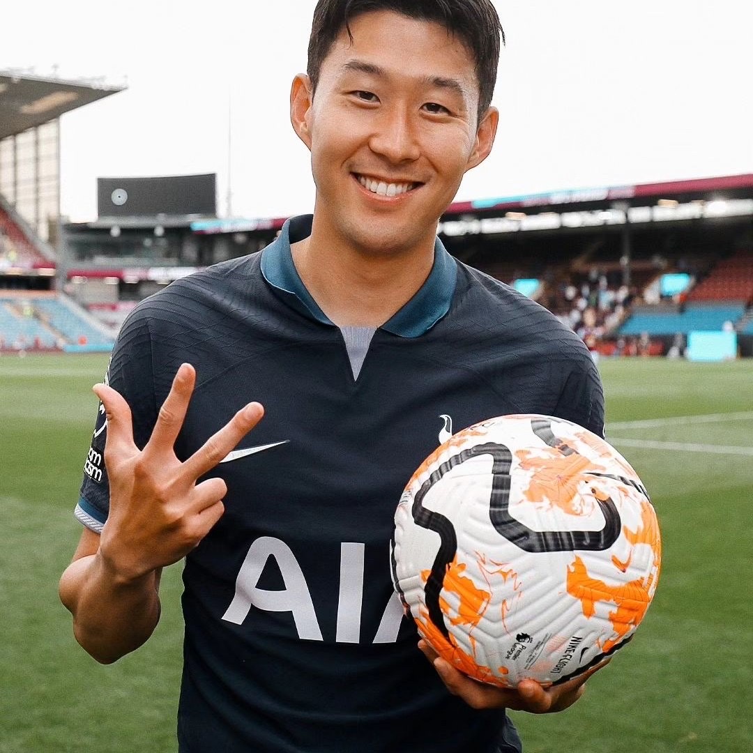 Nike Tottenham Hotspur 2023/24 Dri-Fit Stadium Home Jersey White (Non Marking Ver.), Nike Tottenham Hotspur 2023/24 Dri-Fit Stadium Away Jersey Mystic Navy (Non Marking Ver.) 착용 스타일 - 4