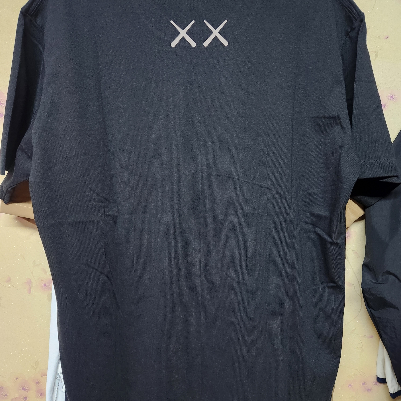Uniqlo UT x Kaws Short Sleeve Graphic T-Shirt Black 착용 스타일 - 2
