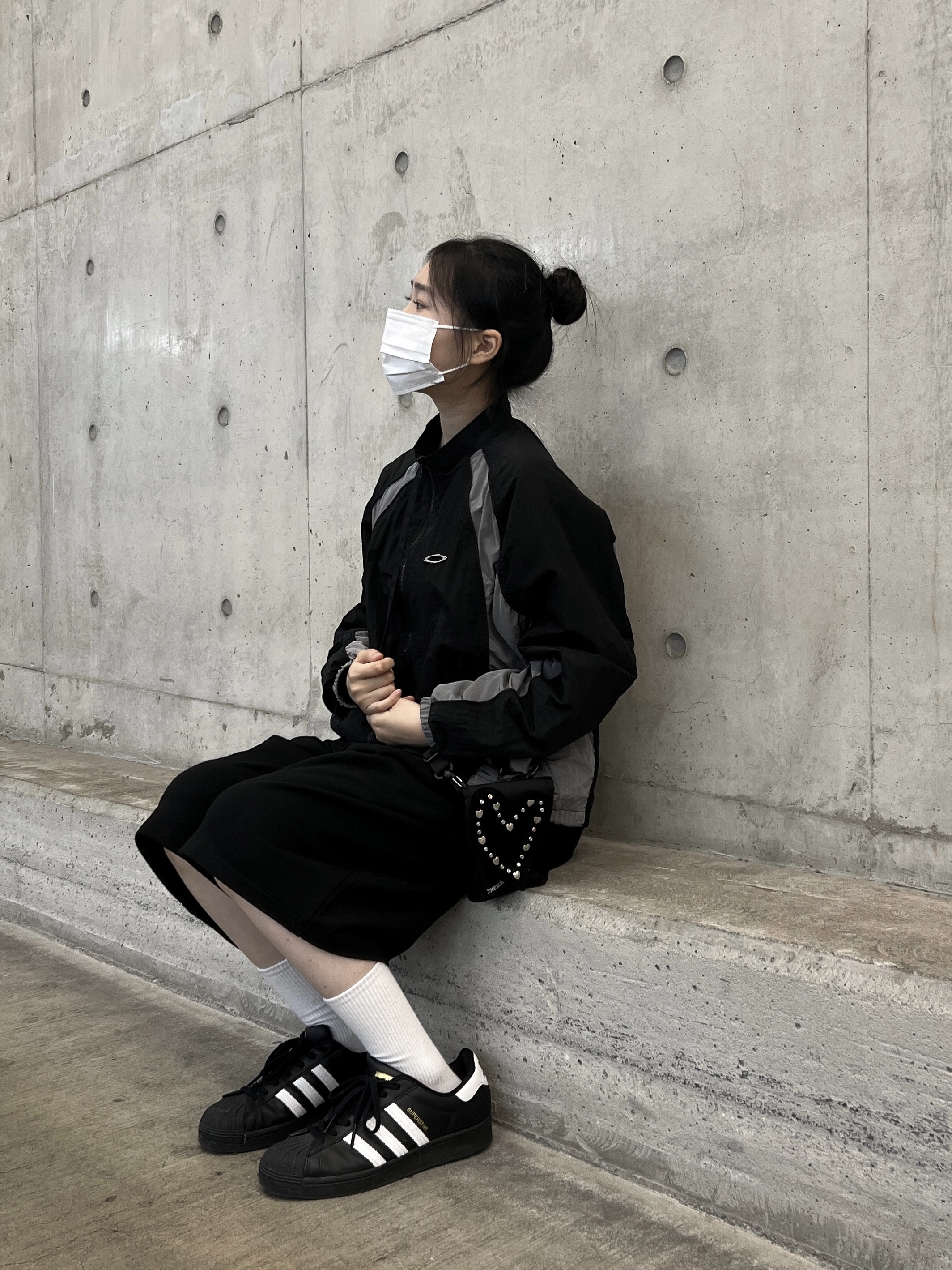 Adidas Superstar Core Black White 착용 스타일 - 3