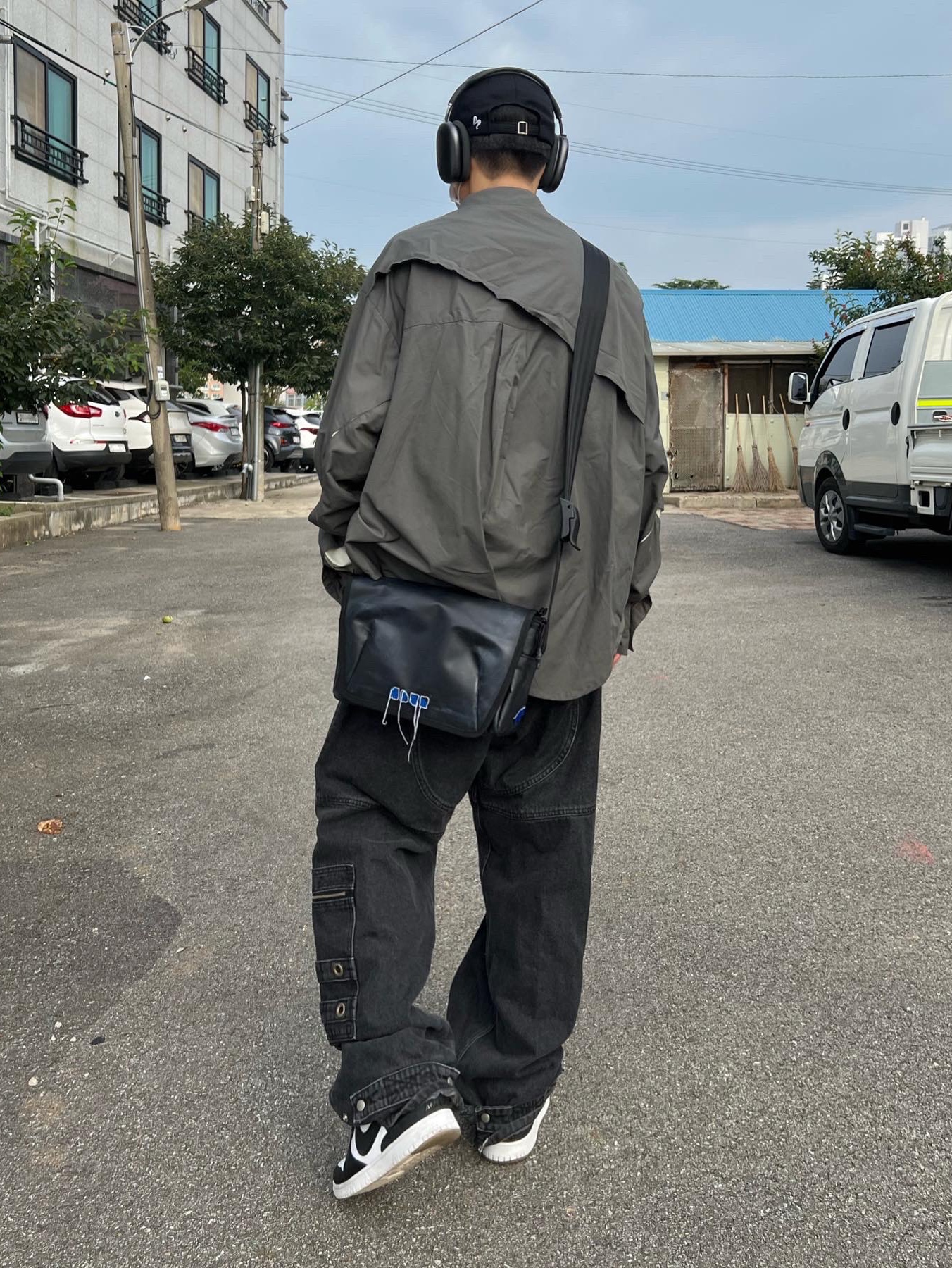 Ader Error Trace Admore Crossbody Bag Black, Apple AirPods Max Lightning Space Gray (Korean Ver.) 착용 스타일 - 2
