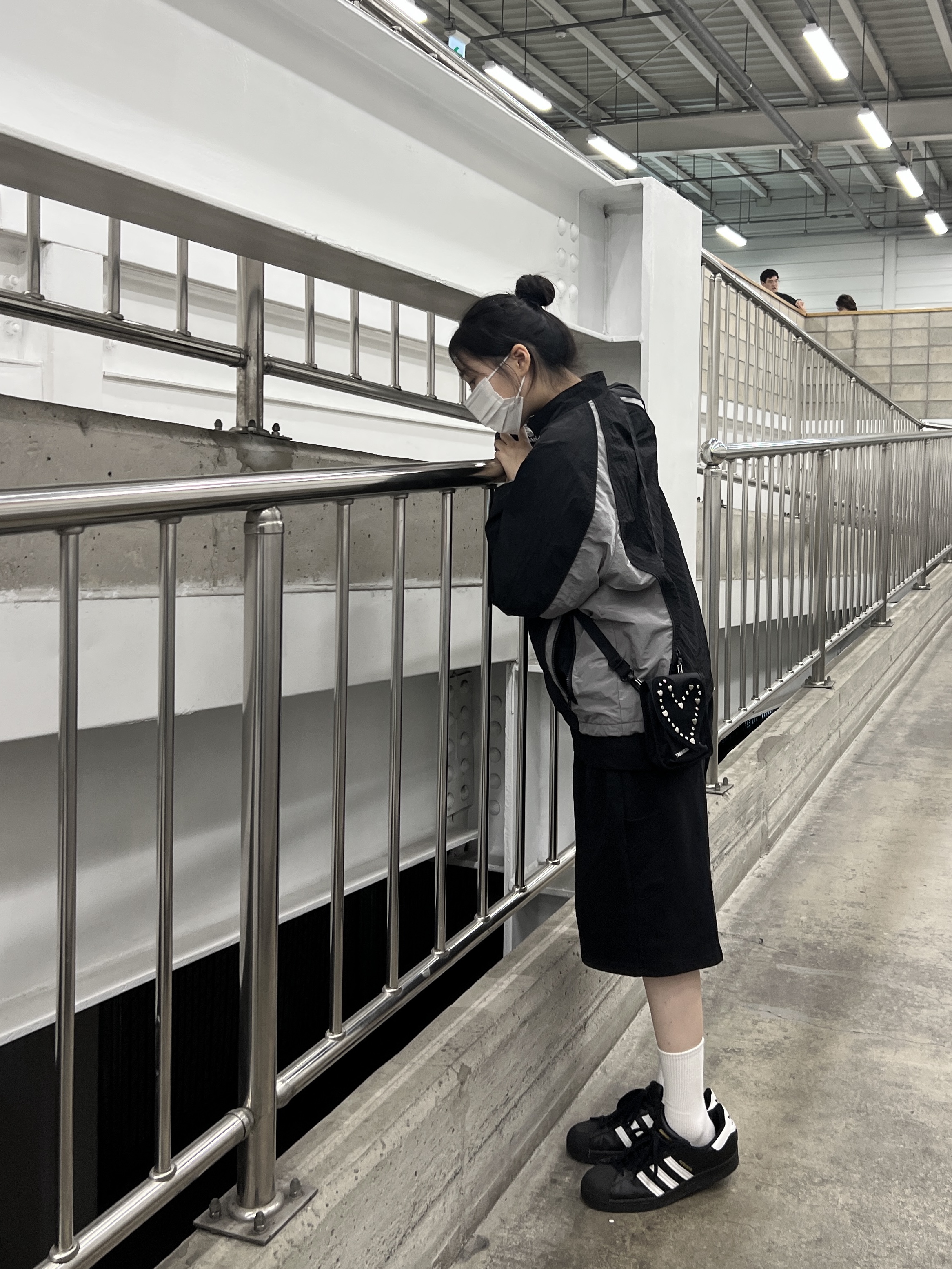 Adidas Superstar Core Black White 착용 스타일 - 1